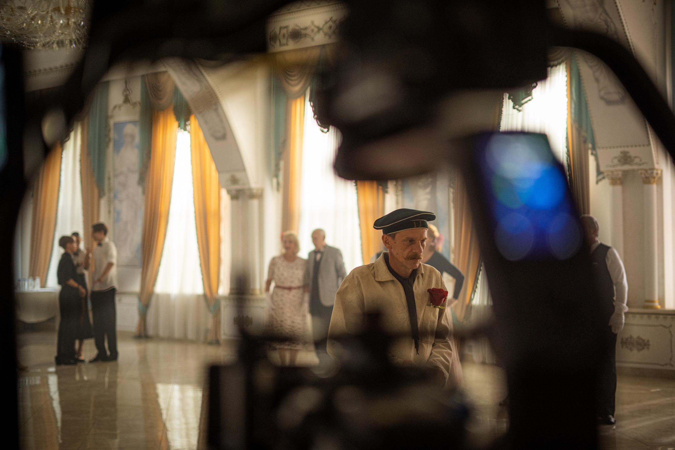 Съемка бэкстейджа сериала Сергея Жигунова Три друга, клад и матрос Кошка я была фотографом на мероприятии на финальном съемочном дне с огромной съемочной командой — операторы, режиссеры, актеры, гримеры, стилисты, костюмеры киношники киноделы кино киноплощадка 