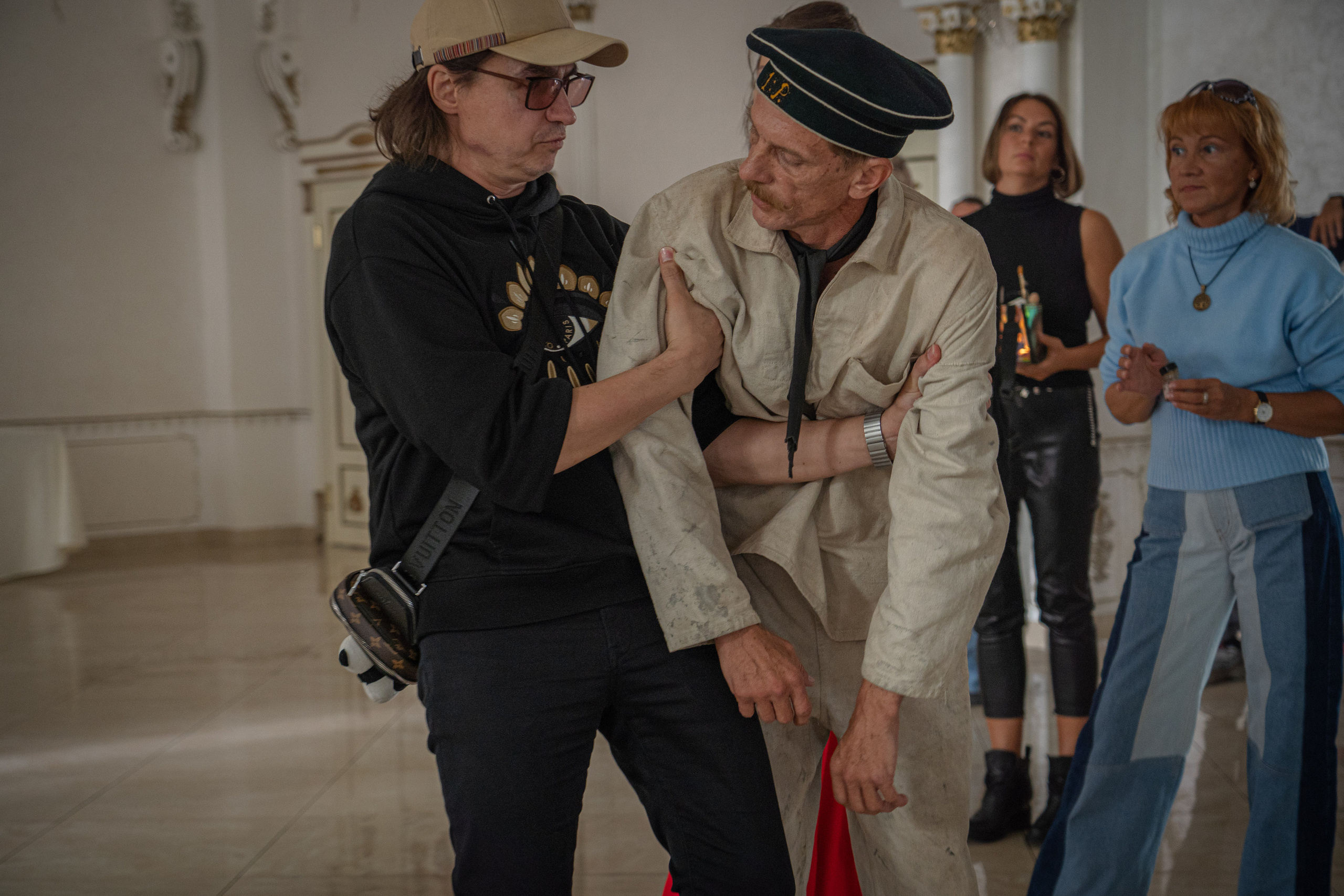 Съемка бэкстейджа сериала Сергея Жигунова Три друга, клад и матрос Кошка я была фотографом на мероприятии на финальном съемочном дне с огромной съемочной командой — операторы, режиссеры, актеры, гримеры, стилисты, костюмеры киношники киноделы кино киноплощадка 