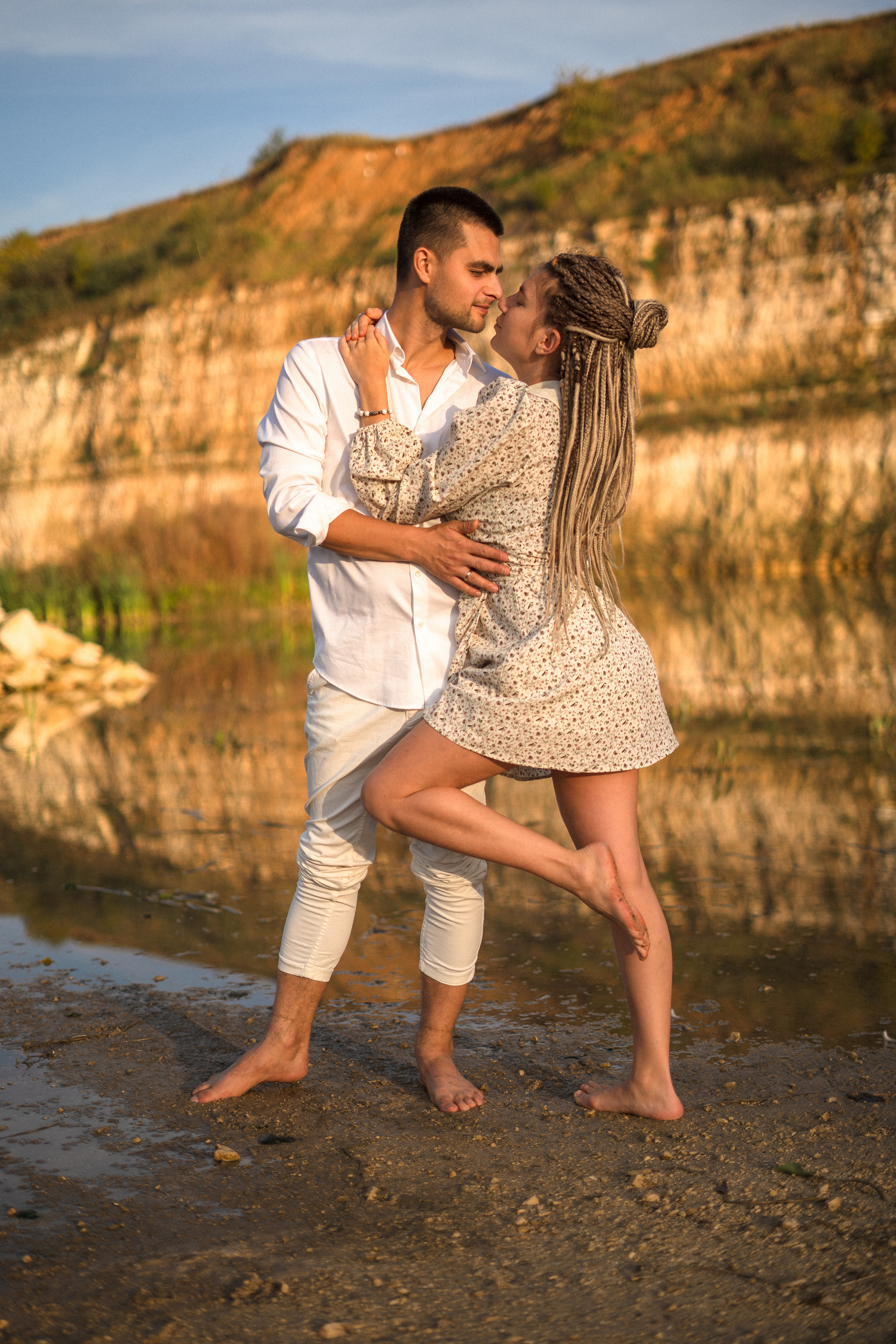 Семейная фотосессия для Люси, Айрата, Ясмин и Кекса в секретной локации на карьерах, где добывают известняк, в тридцати километрах от Москвы. Золотая осень, сентбярь, закат. 