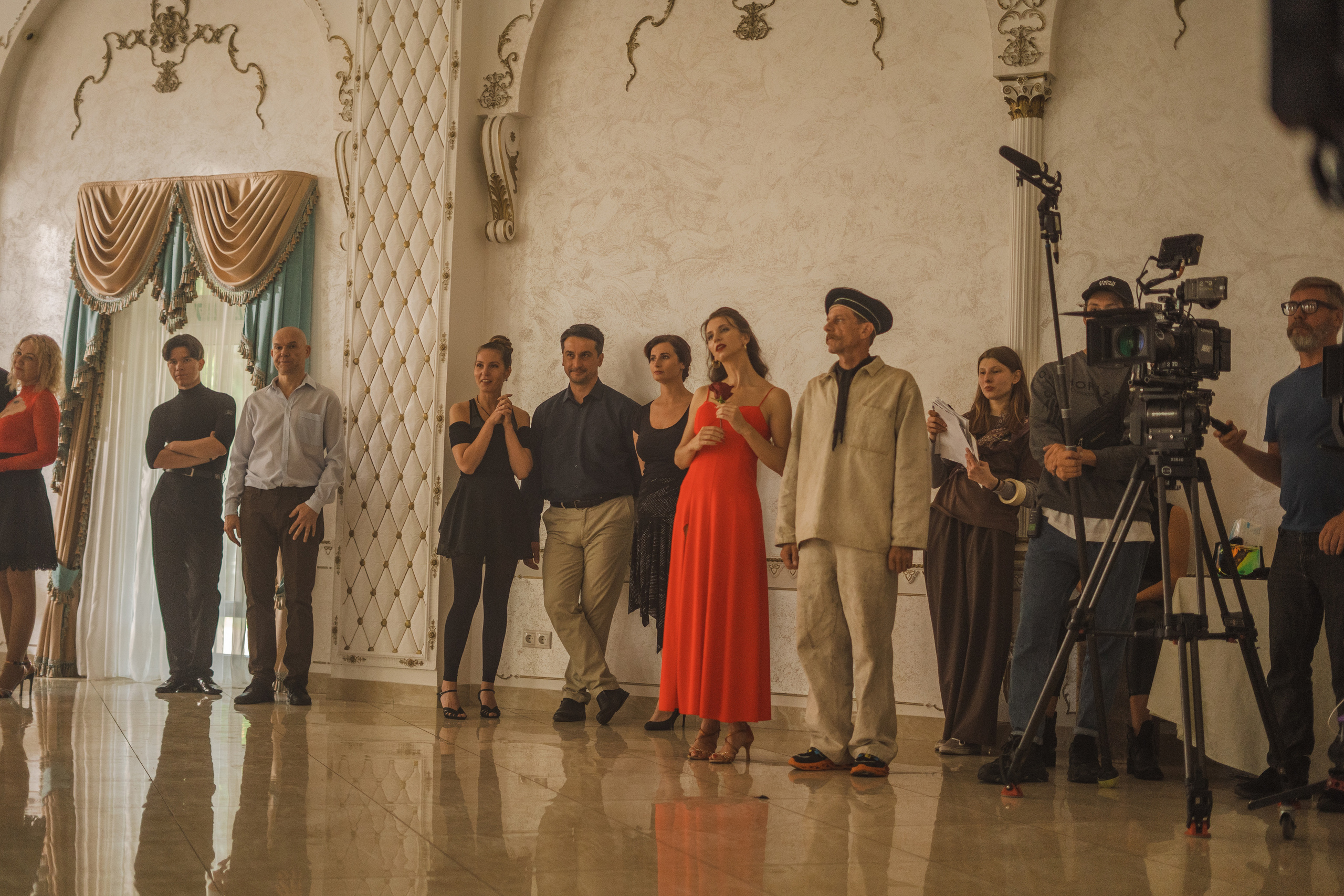 Съемка бэкстейджа сериала Сергея Жигунова Три друга, клад и матрос Кошка я была фотографом на мероприятии на финальном съемочном дне с огромной съемочной командой — операторы, режиссеры, актеры, гримеры, стилисты, костюмеры киношники киноделы кино киноплощадка 