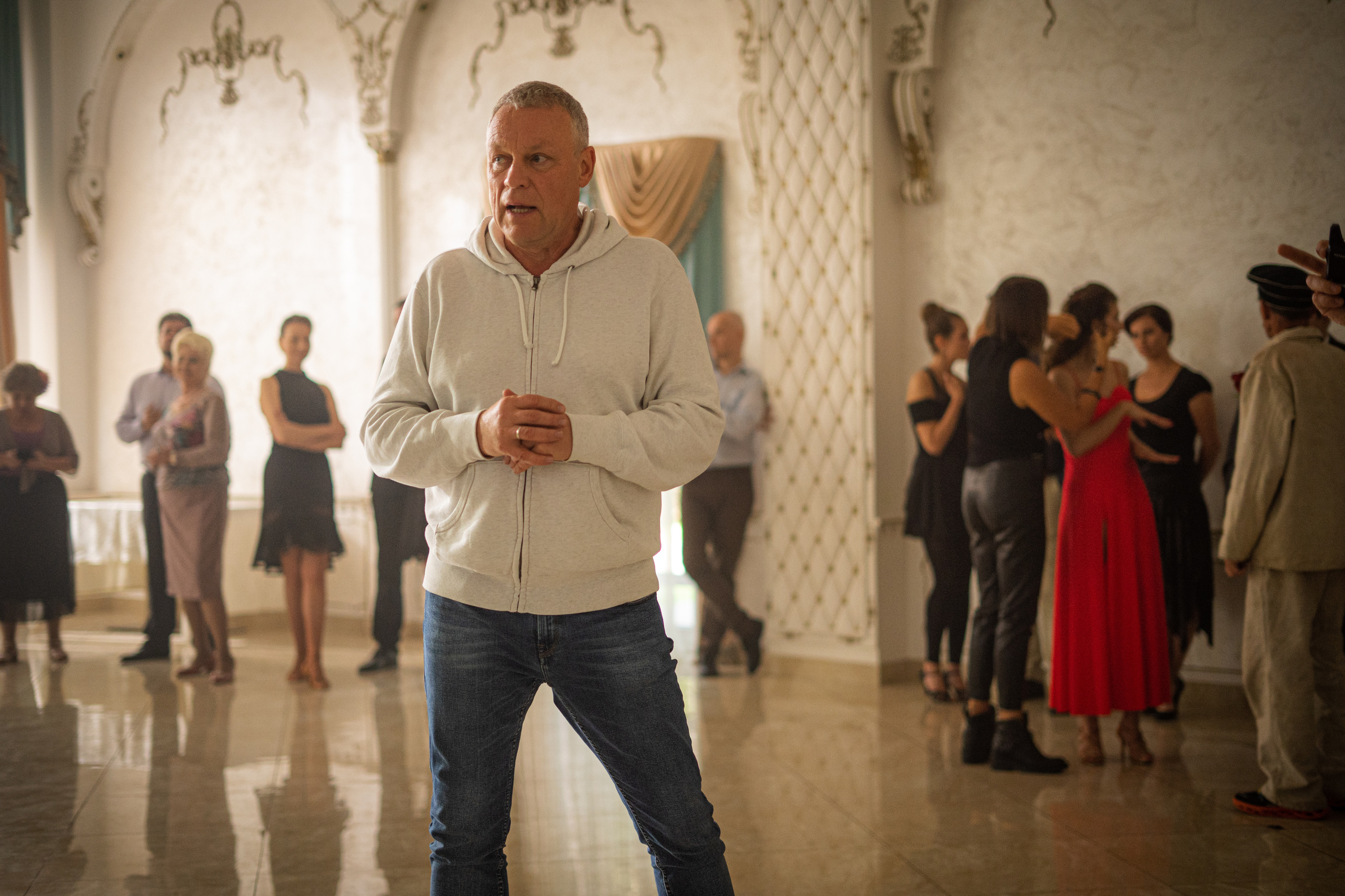 Съемка бэкстейджа сериала Сергея Жигунова Три друга, клад и матрос Кошка я была фотографом на мероприятии на финальном съемочном дне с огромной съемочной командой — операторы, режиссеры, актеры, гримеры, стилисты, костюмеры киношники киноделы кино киноплощадка 