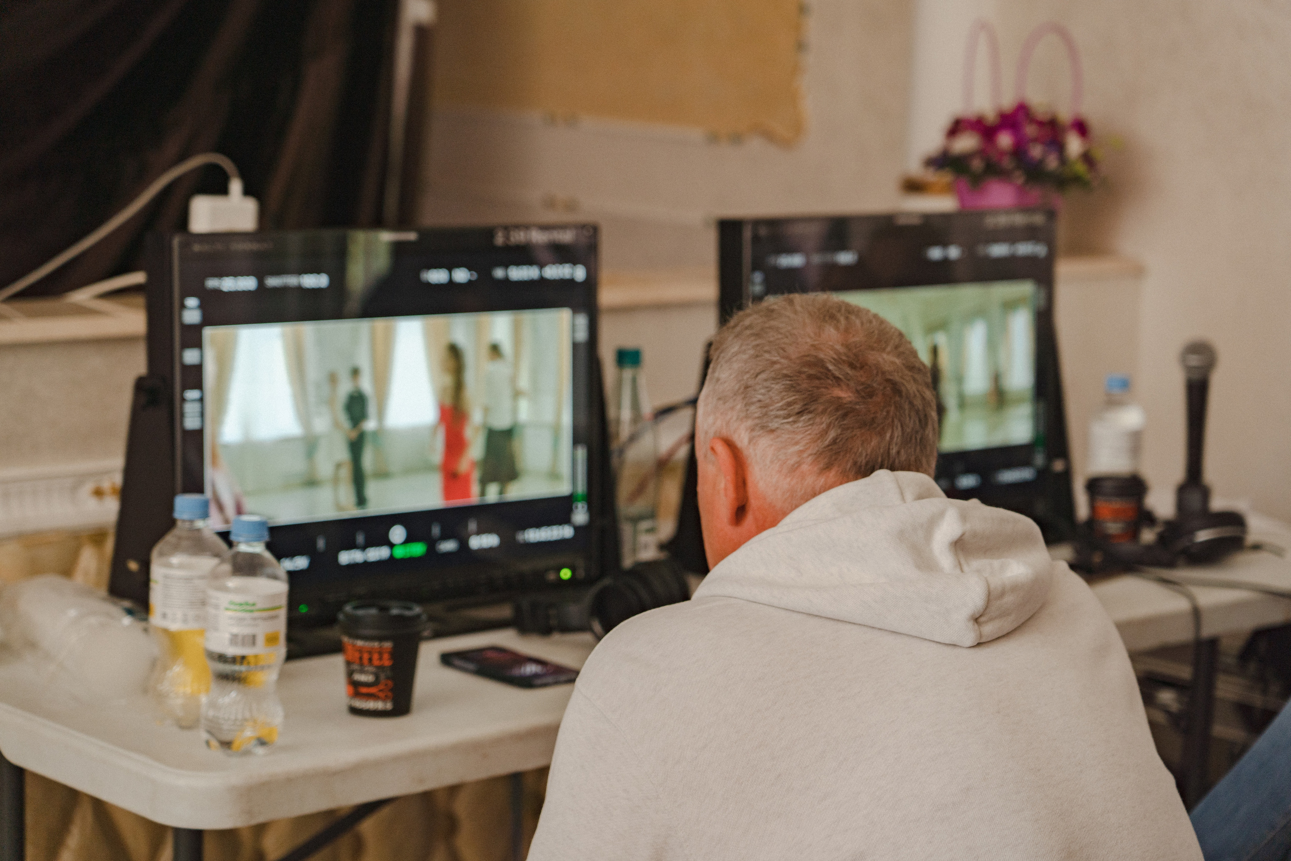 Съемка бэкстейджа сериала Сергея Жигунова Три друга, клад и матрос Кошка я была фотографом на мероприятии на финальном съемочном дне с огромной съемочной командой — операторы, режиссеры, актеры, гримеры, стилисты, костюмеры киношники киноделы кино киноплощадка 