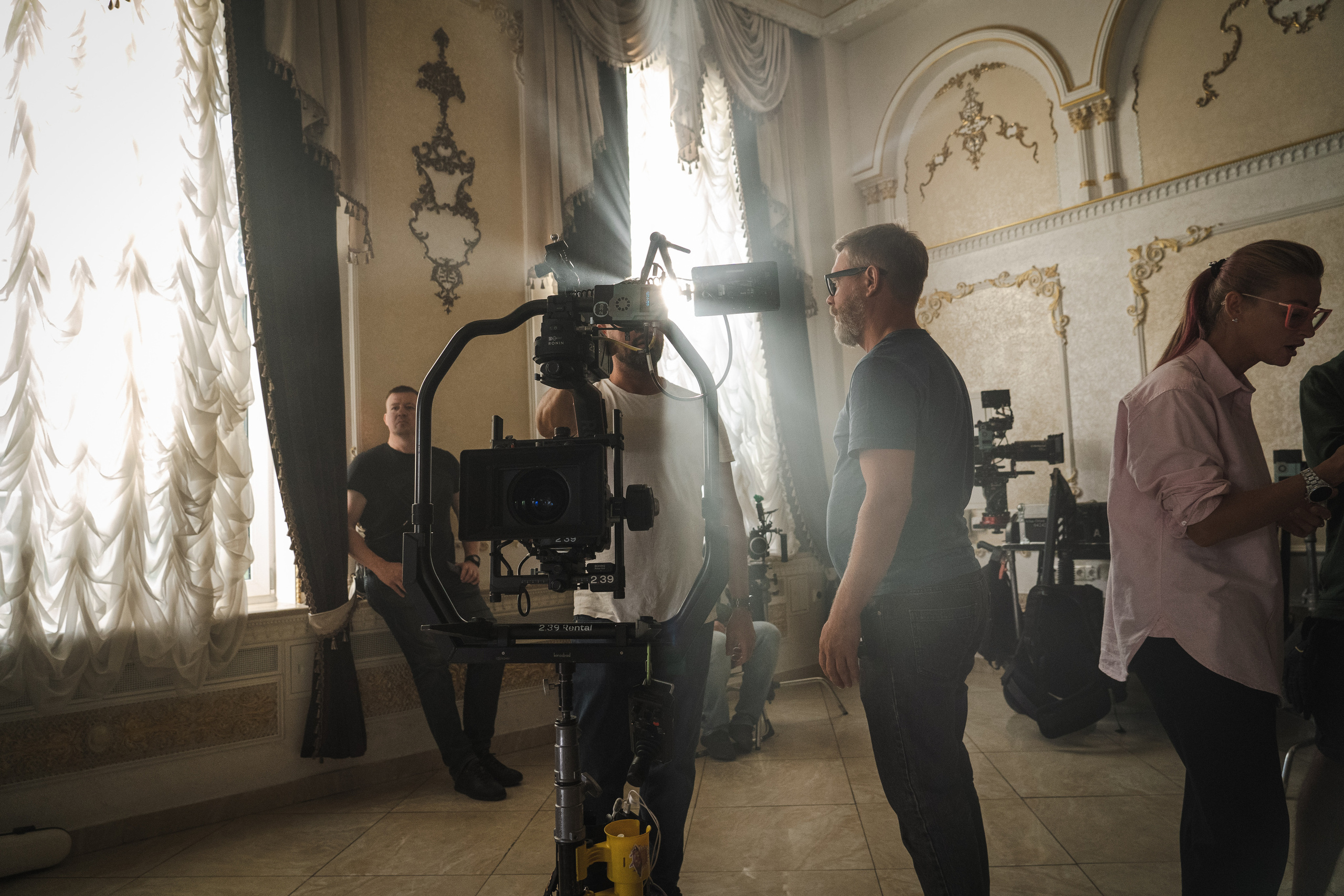 Съемка бэкстейджа сериала Сергея Жигунова Три друга, клад и матрос Кошка я была фотографом на мероприятии на финальном съемочном дне с огромной съемочной командой — операторы, режиссеры, актеры, гримеры, стилисты, костюмеры киношники киноделы кино киноплощадка 