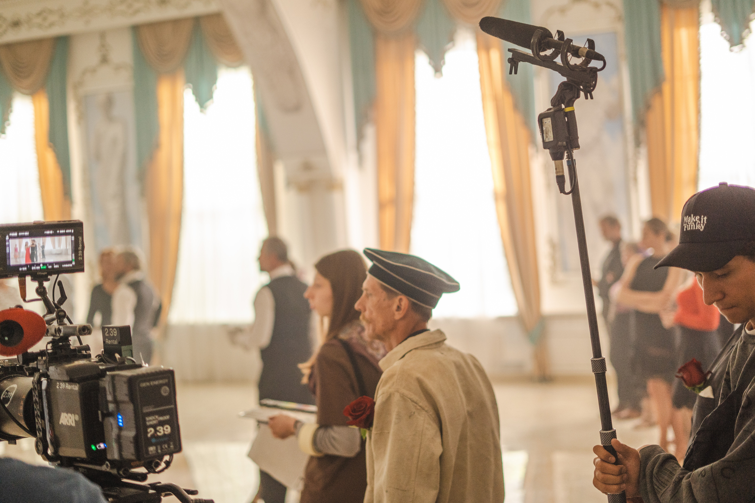 Съемка бэкстейджа сериала Сергея Жигунова Три друга, клад и матрос Кошка я была фотографом на мероприятии на финальном съемочном дне с огромной съемочной командой — операторы, режиссеры, актеры, гримеры, стилисты, костюмеры