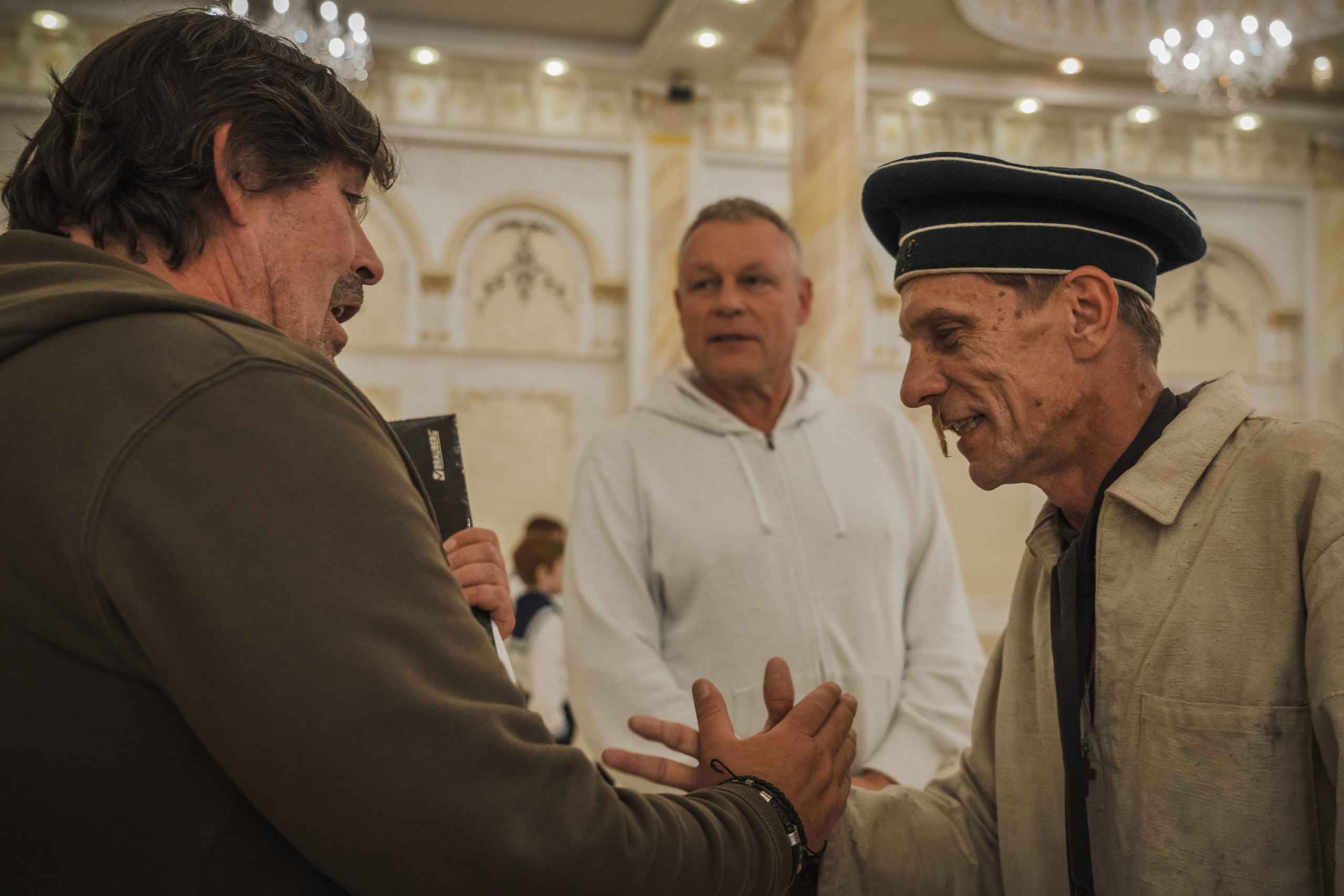 Съемка бэкстейджа сериала Сергея Жигунова Три друга, клад и матрос Кошка я была фотографом на мероприятии на финальном съемочном дне с огромной съемочной командой — операторы, режиссеры, актеры, гримеры, стилисты, костюмеры киношники киноделы кино киноплощадка 