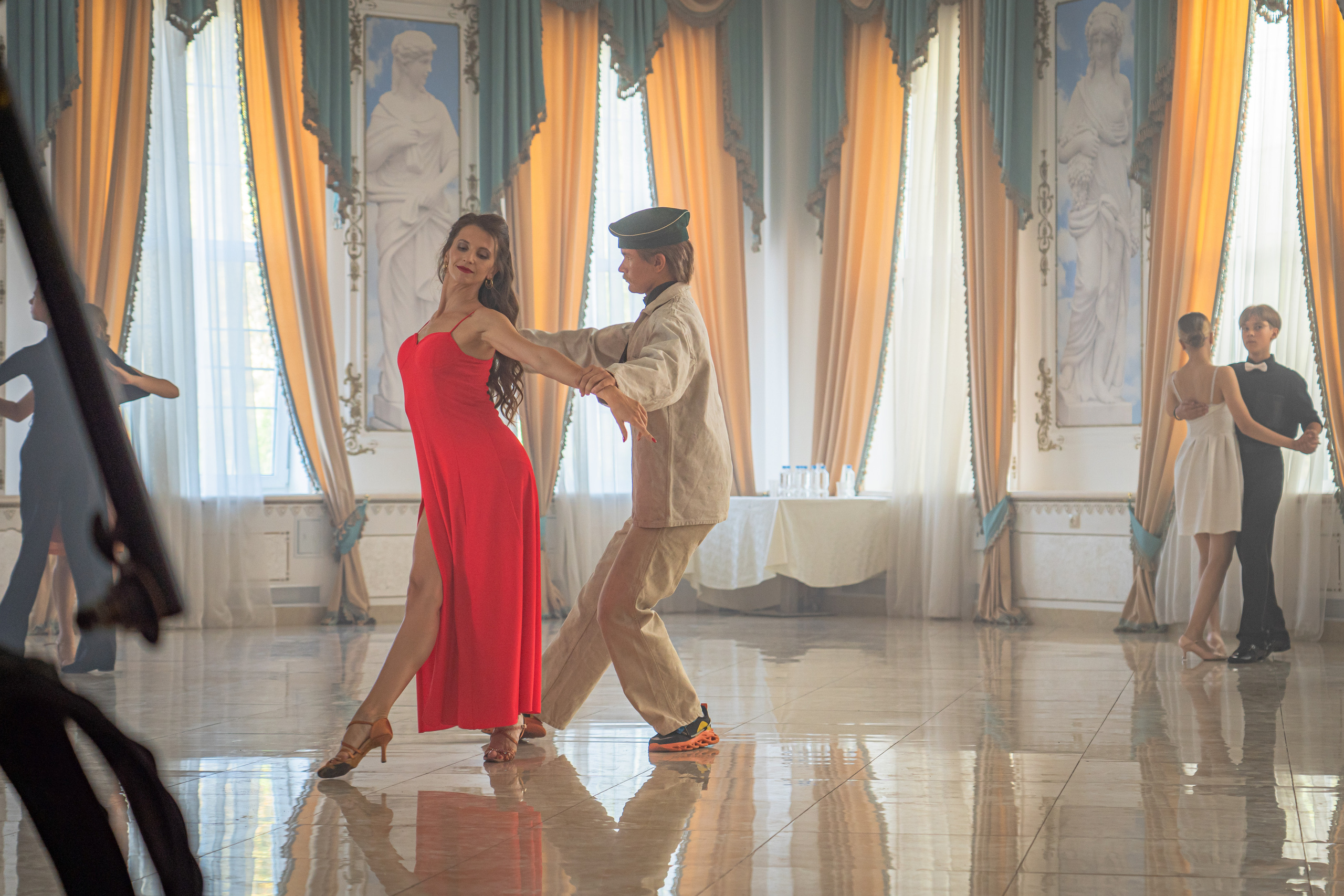 Съемка бэкстейджа сериала Сергея Жигунова Три друга, клад и матрос Кошка я была фотографом на мероприятии на финальном съемочном дне с огромной съемочной командой — операторы, режиссеры, актеры, гримеры, стилисты, костюмеры киношники киноделы кино киноплощадка 