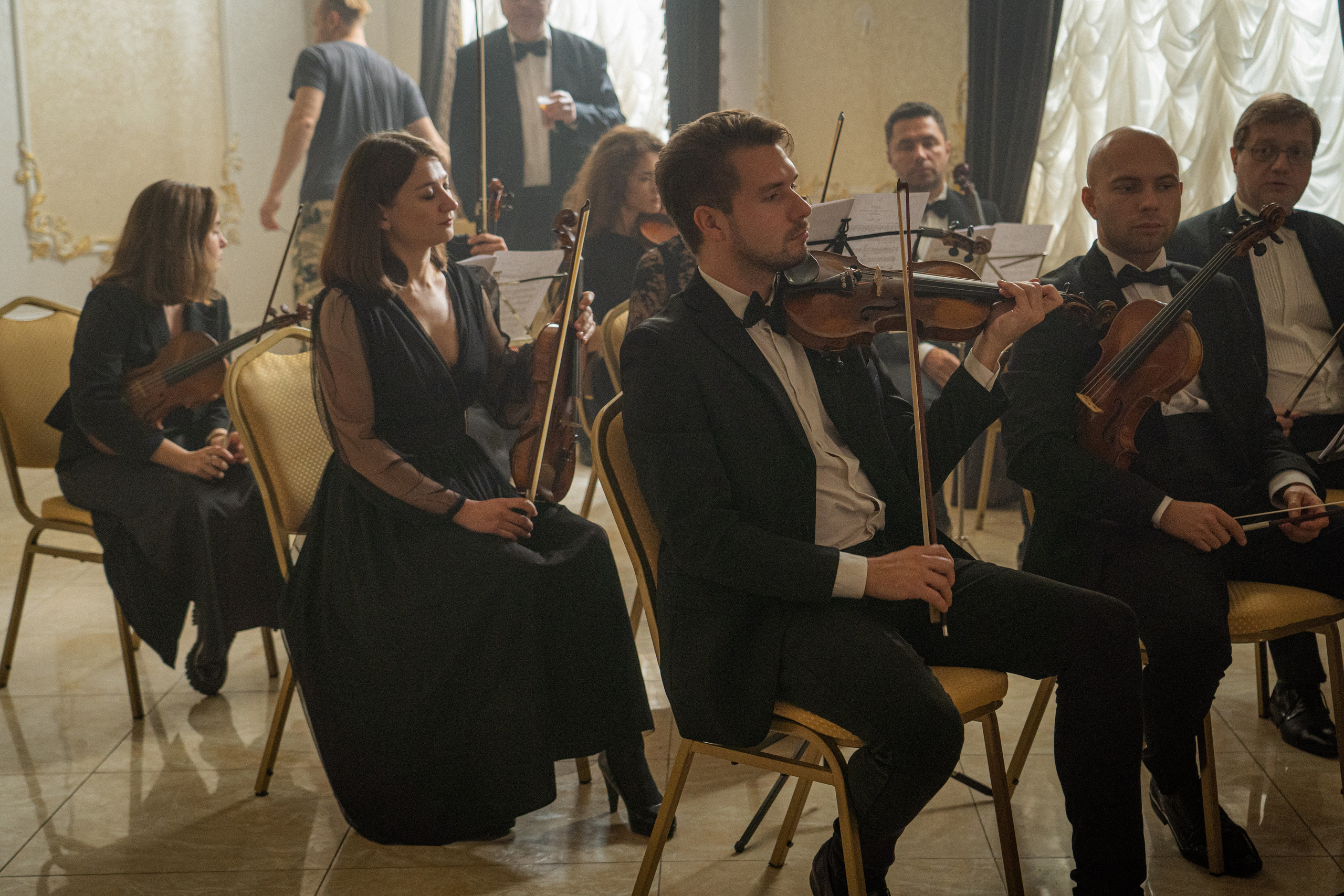 Съемка бэкстейджа сериала Сергея Жигунова Три друга, клад и матрос Кошка я была фотографом на мероприятии на финальном съемочном дне с огромной съемочной командой — операторы, режиссеры, актеры, гримеры, стилисты, костюмеры киношники киноделы кино киноплощадка 