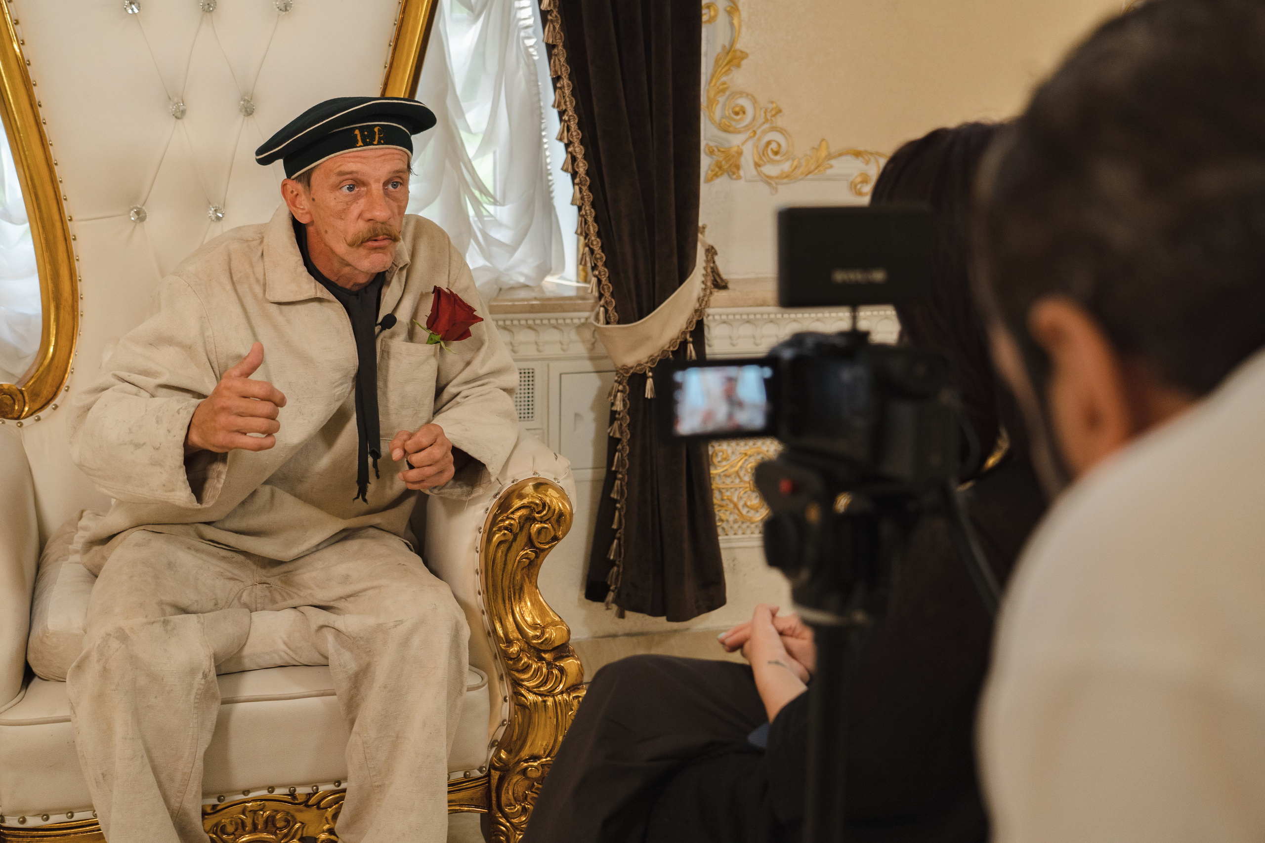 Съемка бэкстейджа сериала Сергея Жигунова Три друга, клад и матрос Кошка я была фотографом на мероприятии на финальном съемочном дне с огромной съемочной командой — операторы, режиссеры, актеры, гримеры, стилисты, костюмеры киношники киноделы кино киноплощадка 