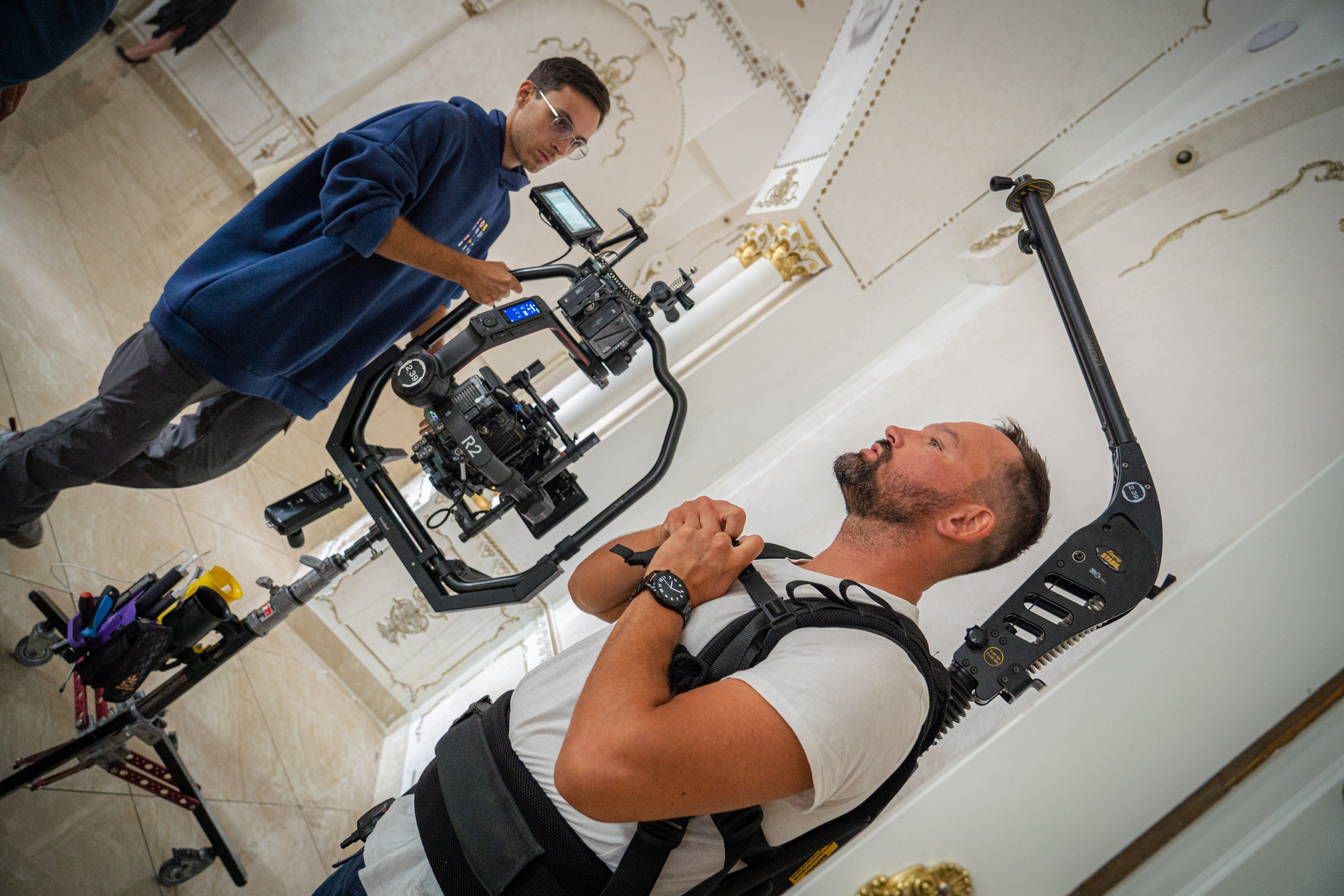 Съемка бэкстейджа сериала Сергея Жигунова Три друга, клад и матрос Кошка я была фотографом на мероприятии на финальном съемочном дне с огромной съемочной командой — операторы, режиссеры, актеры, гримеры, стилисты, костюмеры киношники киноделы кино киноплощадка 