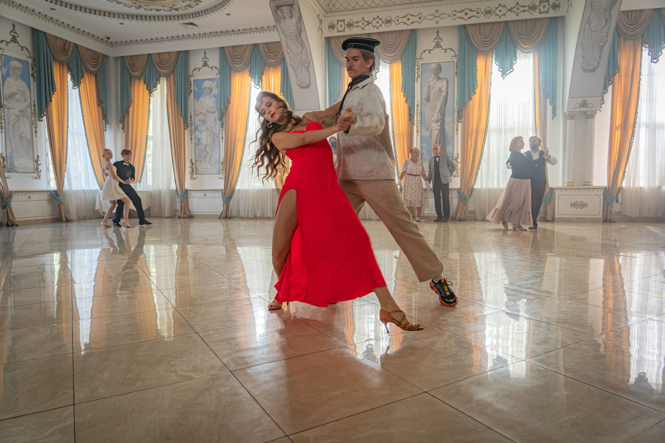 Съемка бэкстейджа сериала Сергея Жигунова Три друга, клад и матрос Кошка я была фотографом на мероприятии на финальном съемочном дне с огромной съемочной командой — операторы, режиссеры, актеры, гримеры, стилисты, костюмеры киношники киноделы кино киноплощадка 