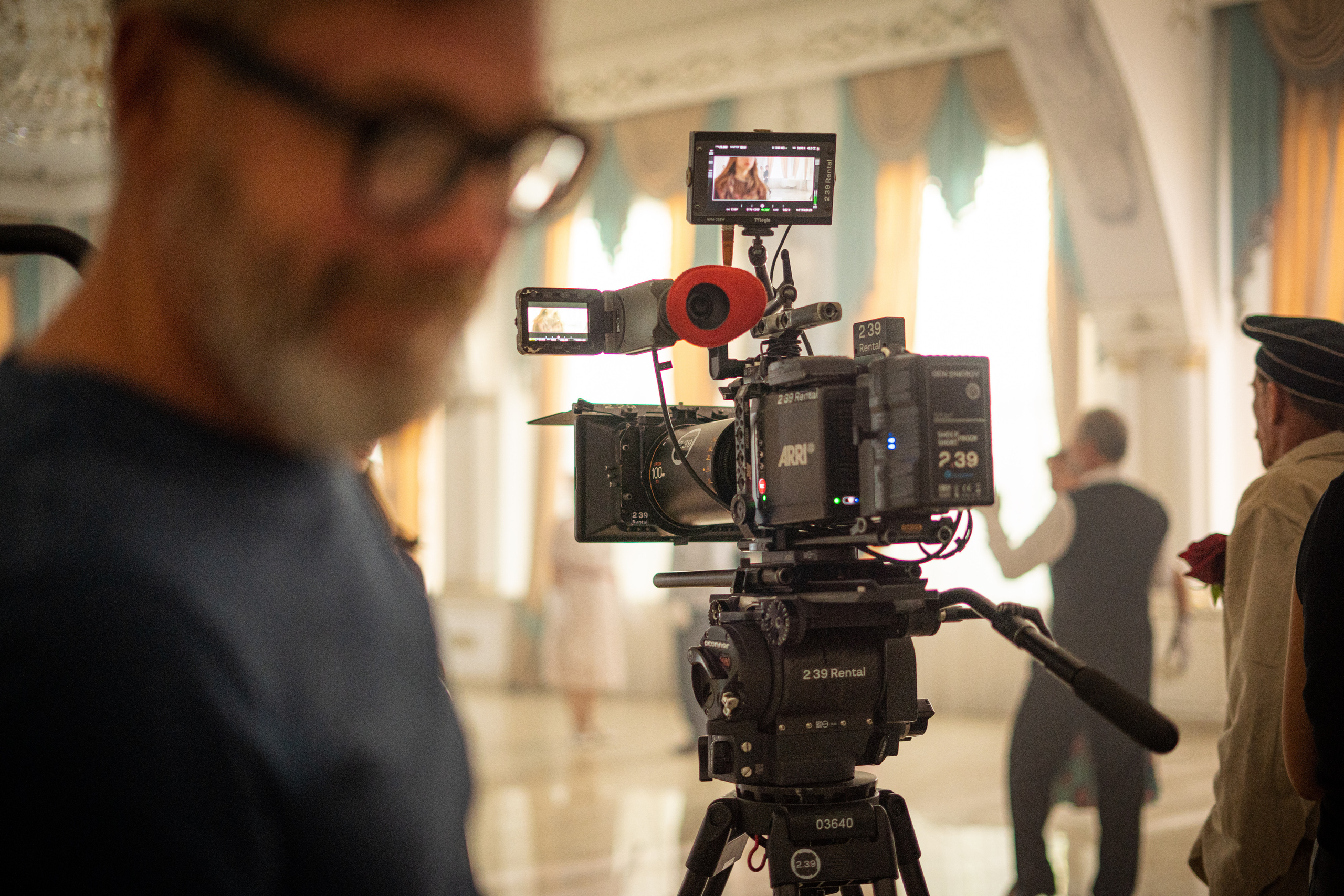 Съемка бэкстейджа сериала Сергея Жигунова Три друга, клад и матрос Кошка я была фотографом на мероприятии на финальном съемочном дне с огромной съемочной командой — операторы, режиссеры, актеры, гримеры, стилисты, костюмеры