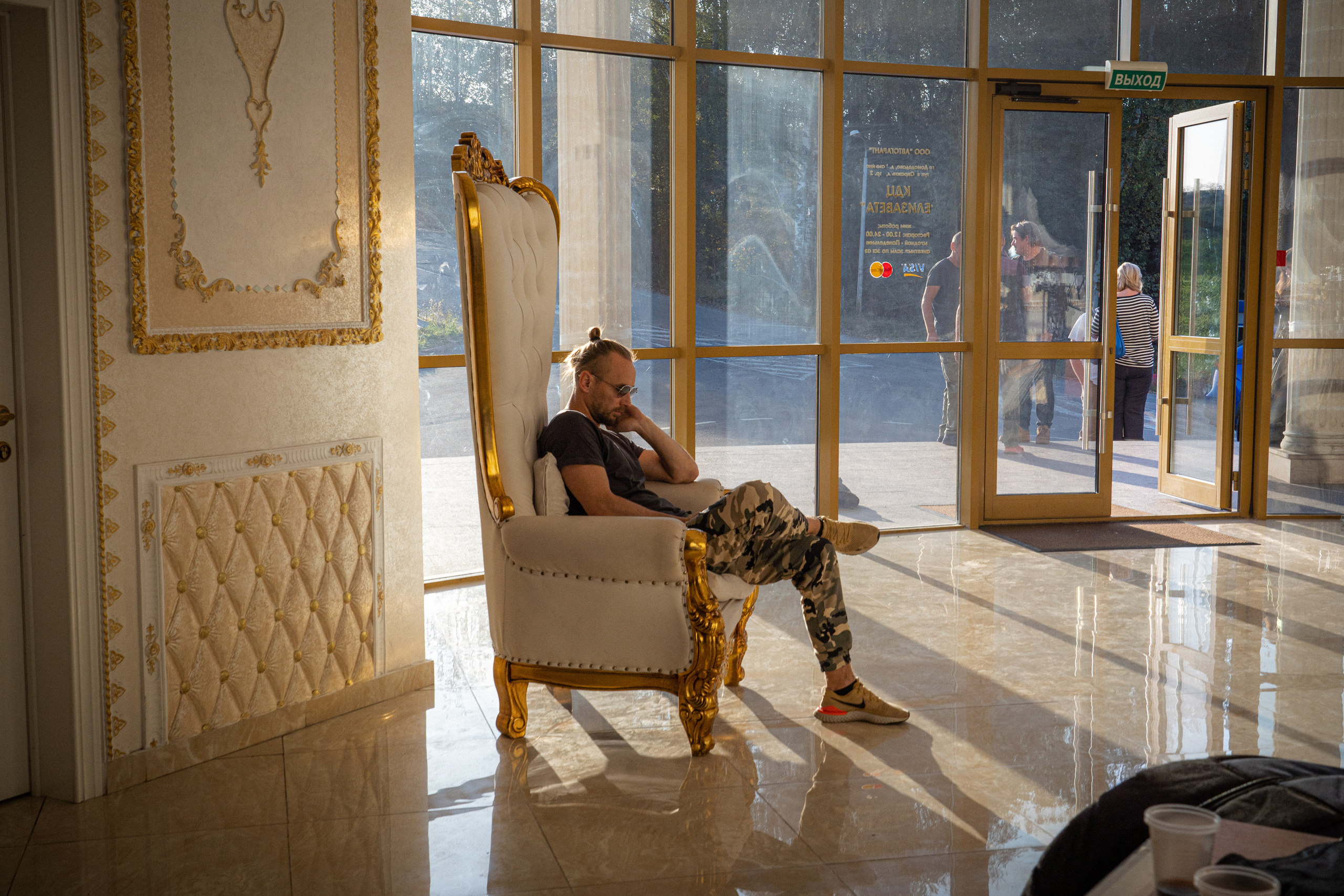 Съемка бэкстейджа сериала Сергея Жигунова Три друга, клад и матрос Кошка я была фотографом на мероприятии на финальном съемочном дне с огромной съемочной командой — операторы, режиссеры, актеры, гримеры, стилисты, костюмеры киношники киноделы кино киноплощадка 