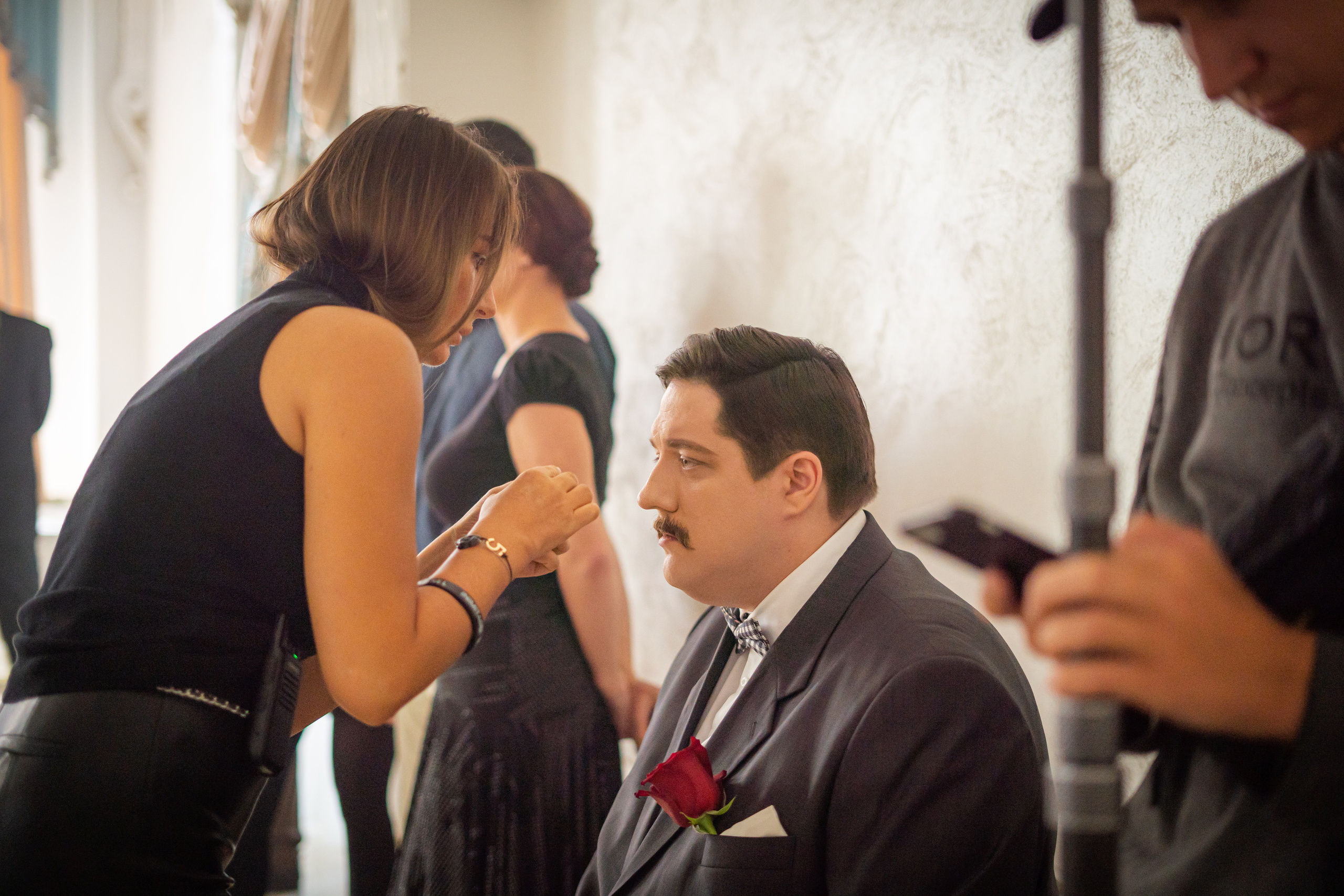 Съемка бэкстейджа сериала Сергея Жигунова Три друга, клад и матрос Кошка я была фотографом на мероприятии на финальном съемочном дне с огромной съемочной командой — операторы, режиссеры, актеры, гримеры, стилисты, костюмеры