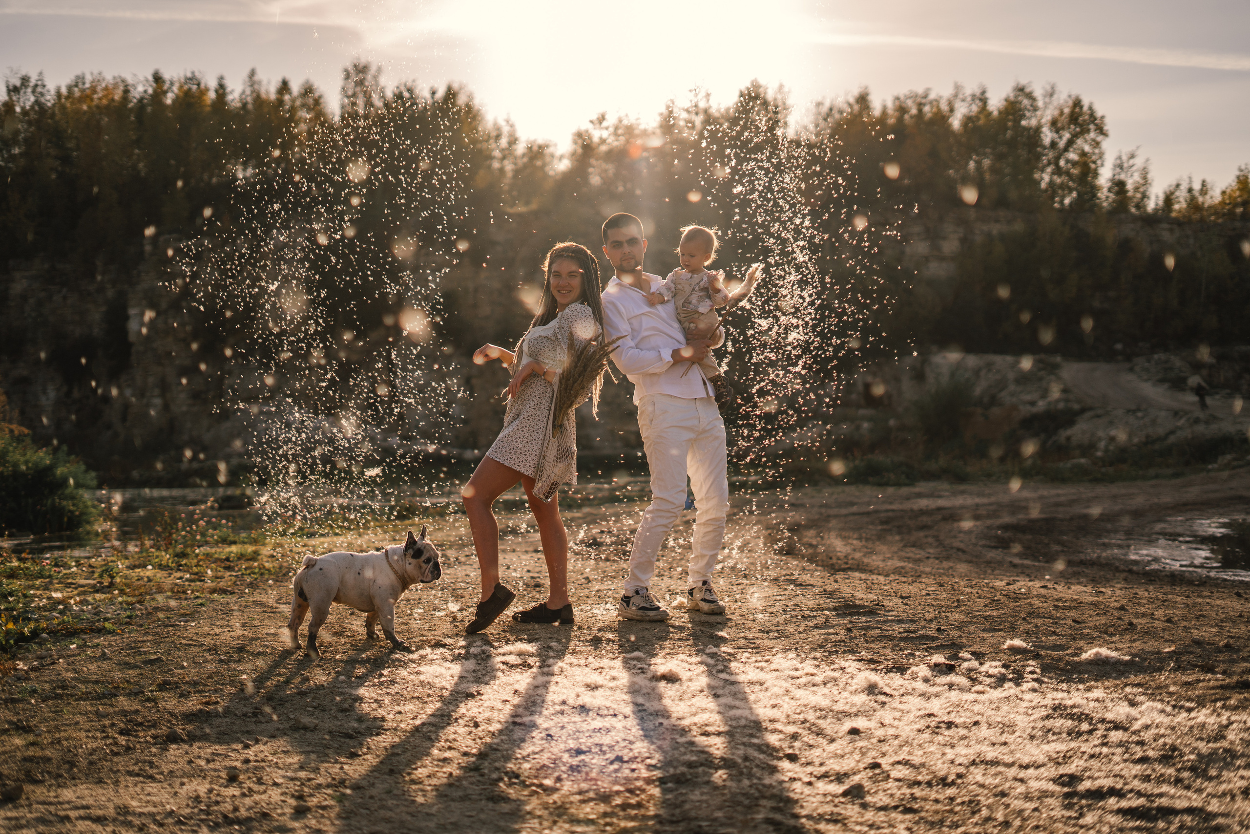 Семейная фотосессия для Люси, Айрата, Ясмин и Кекса в секретной локации на карьерах, где добывают известняк, в тридцати километрах от Москвы. Золотая осень, сентбярь, закат. 
