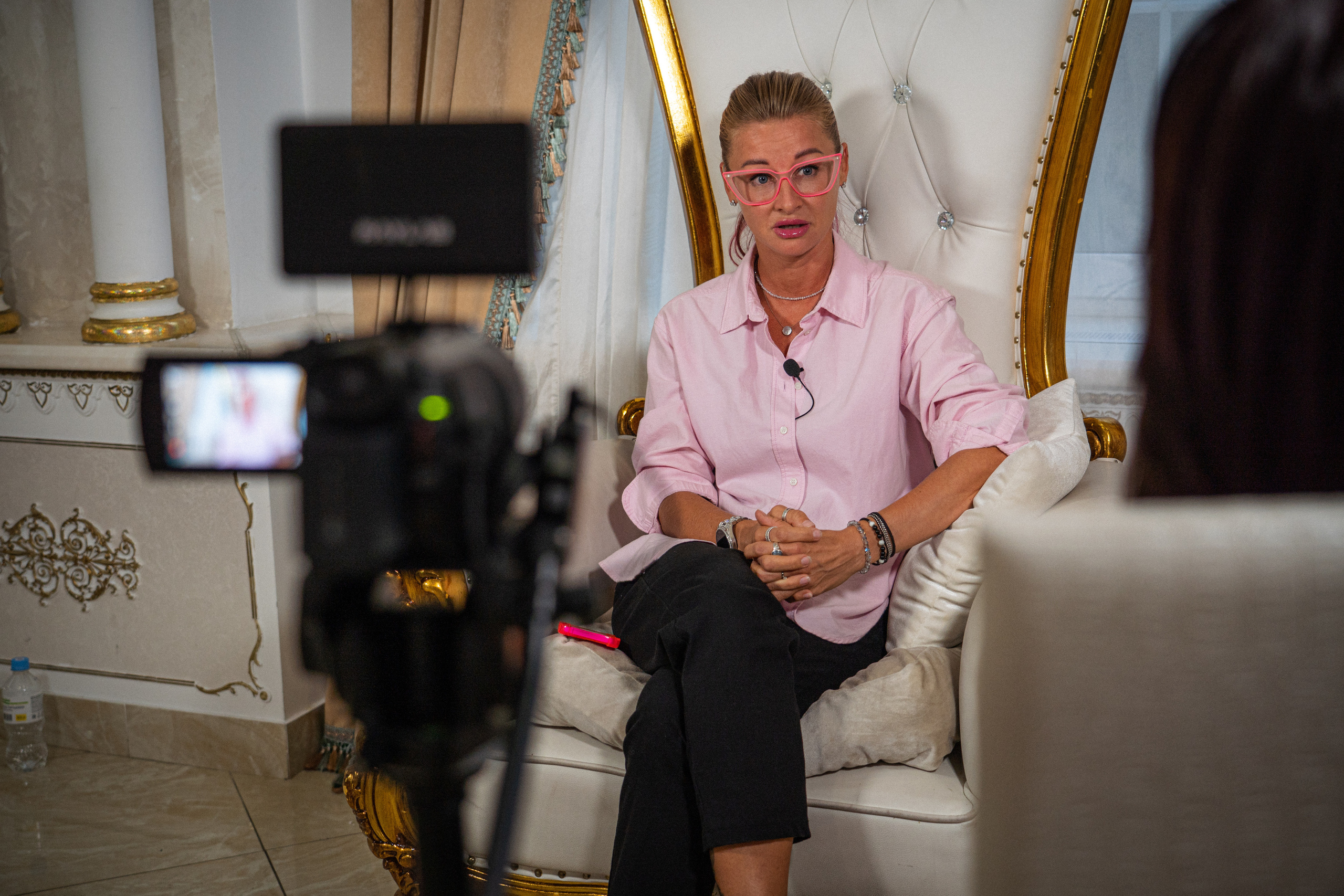 Съемка бэкстейджа сериала Сергея Жигунова Три друга, клад и матрос Кошка я была фотографом на мероприятии на финальном съемочном дне с огромной съемочной командой — операторы, режиссеры, актеры, гримеры, стилисты, костюмеры киношники киноделы кино киноплощадка 