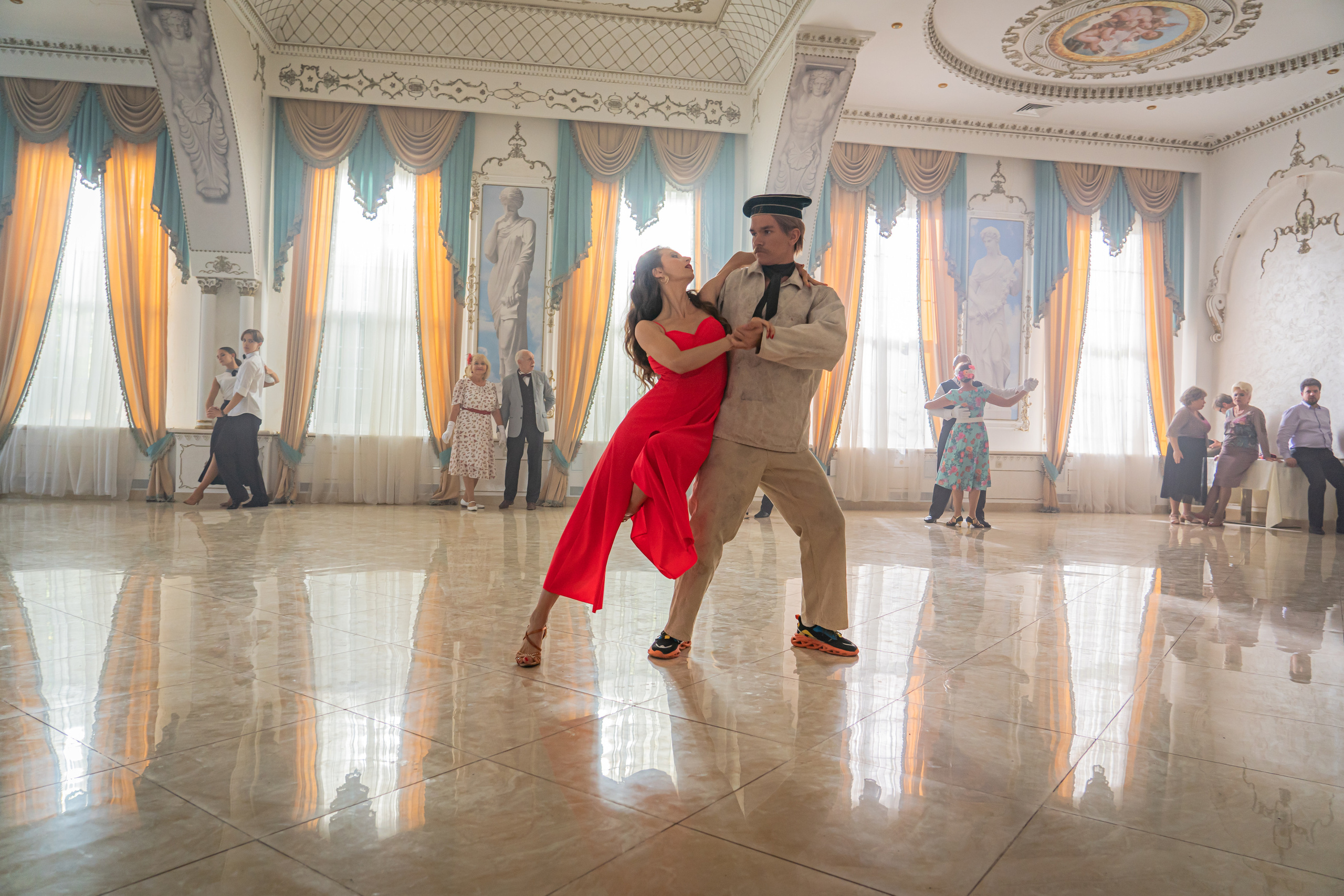 Съемка бэкстейджа сериала Сергея Жигунова Три друга, клад и матрос Кошка я была фотографом на мероприятии на финальном съемочном дне с огромной съемочной командой — операторы, режиссеры, актеры, гримеры, стилисты, костюмеры киношники киноделы кино киноплощадка 