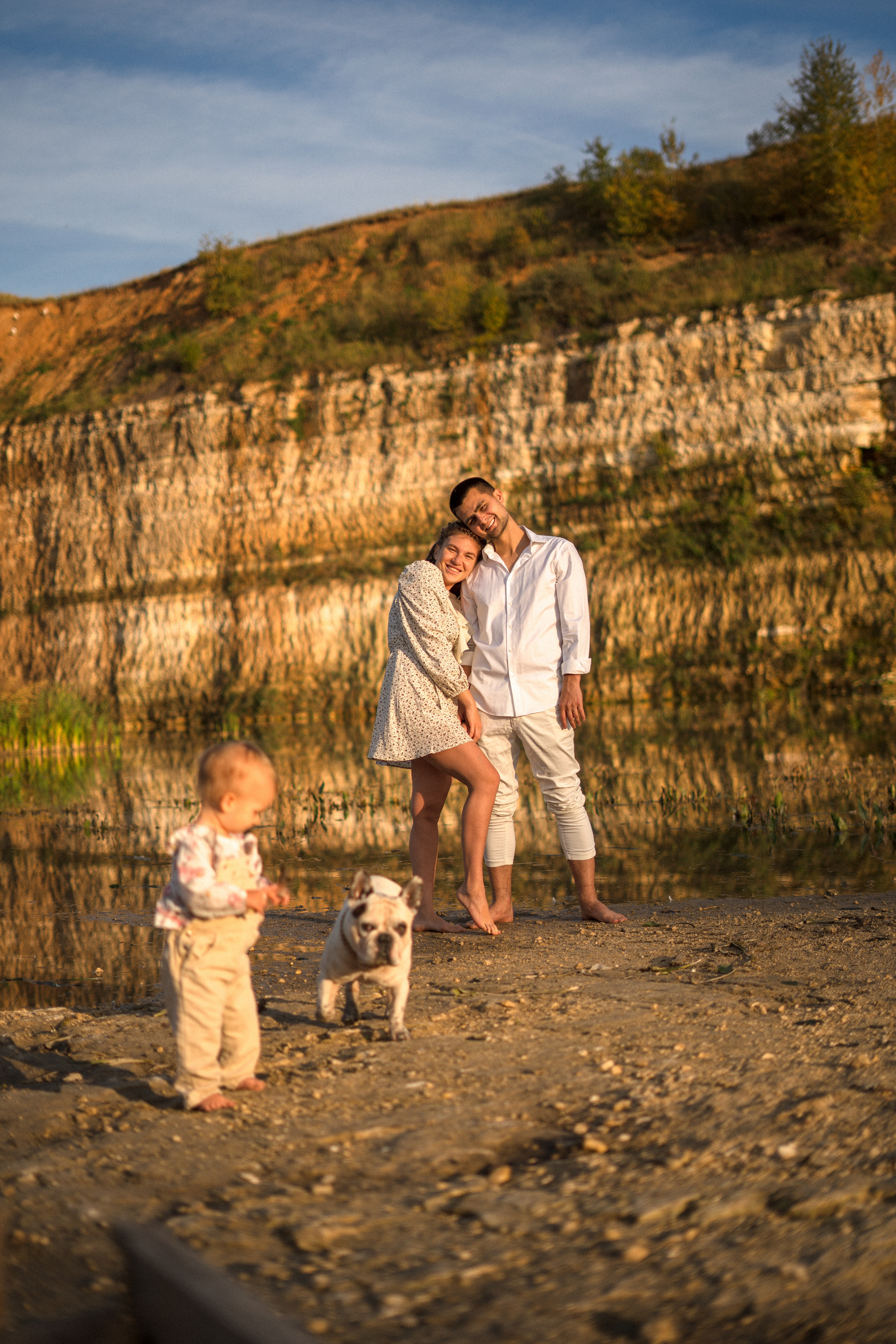 Семейная фотосессия для Люси, Айрата, Ясмин и Кекса в секретной локации на карьерах, где добывают известняк, в тридцати километрах от Москвы. Золотая осень, сентбярь, закат. 