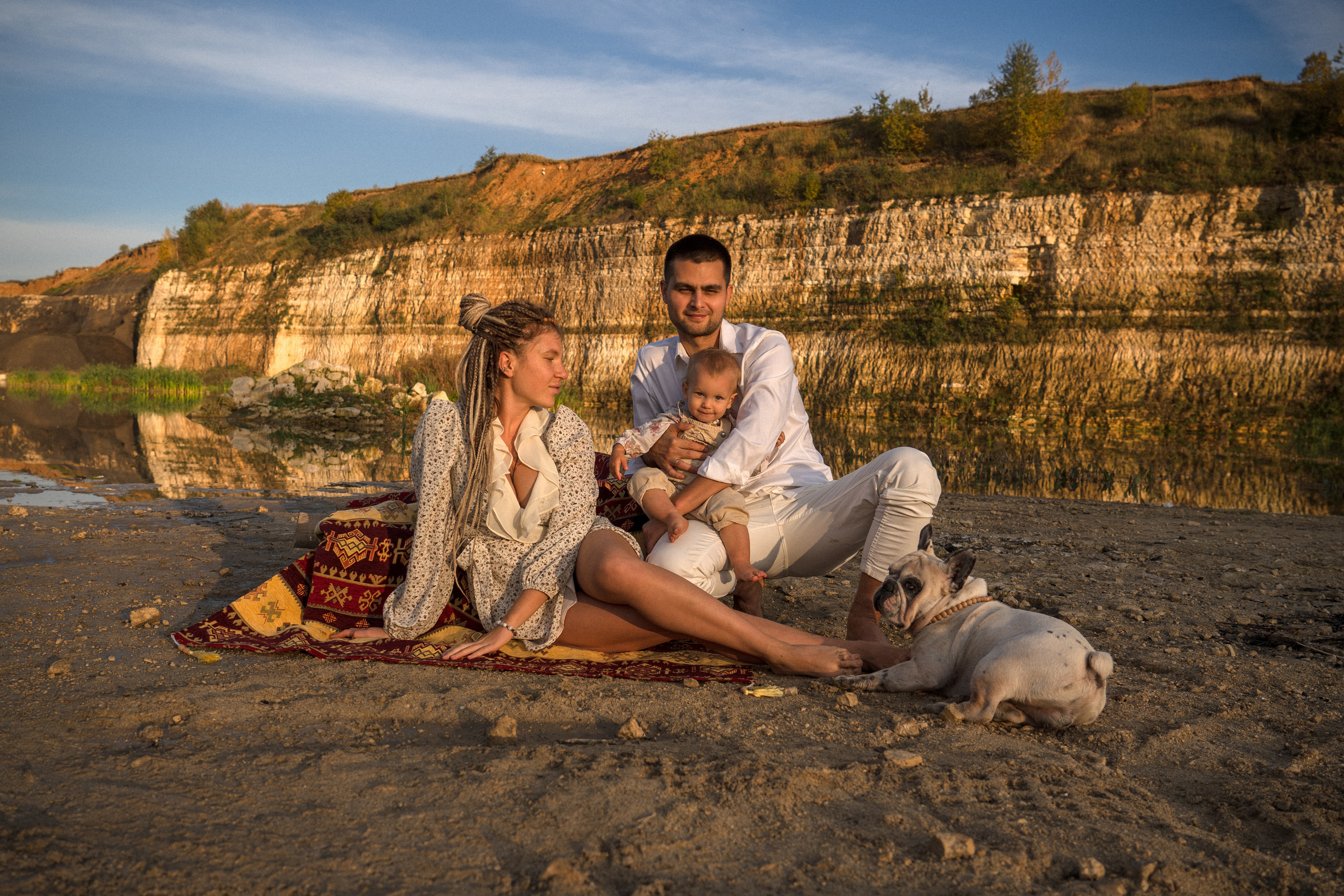 Семейная фотосессия для Люси, Айрата, Ясмин и Кекса в секретной локации на карьерах, где добывают известняк, в тридцати километрах от Москвы. Золотая осень, сентбярь, закат. 