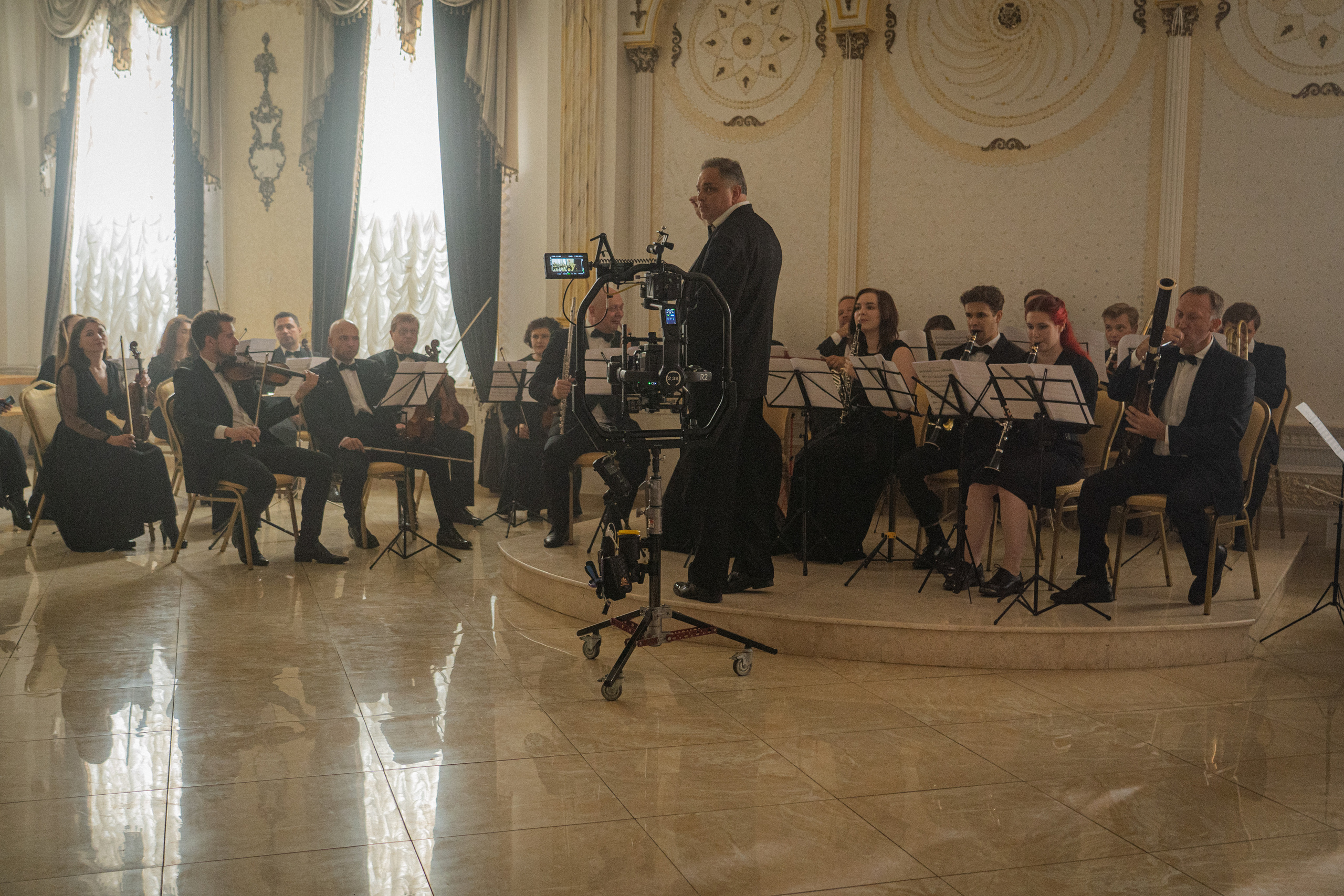 Съемка бэкстейджа сериала Сергея Жигунова Три друга, клад и матрос Кошка я была фотографом на мероприятии на финальном съемочном дне с огромной съемочной командой — операторы, режиссеры, актеры, гримеры, стилисты, костюмеры киношники киноделы кино киноплощадка 