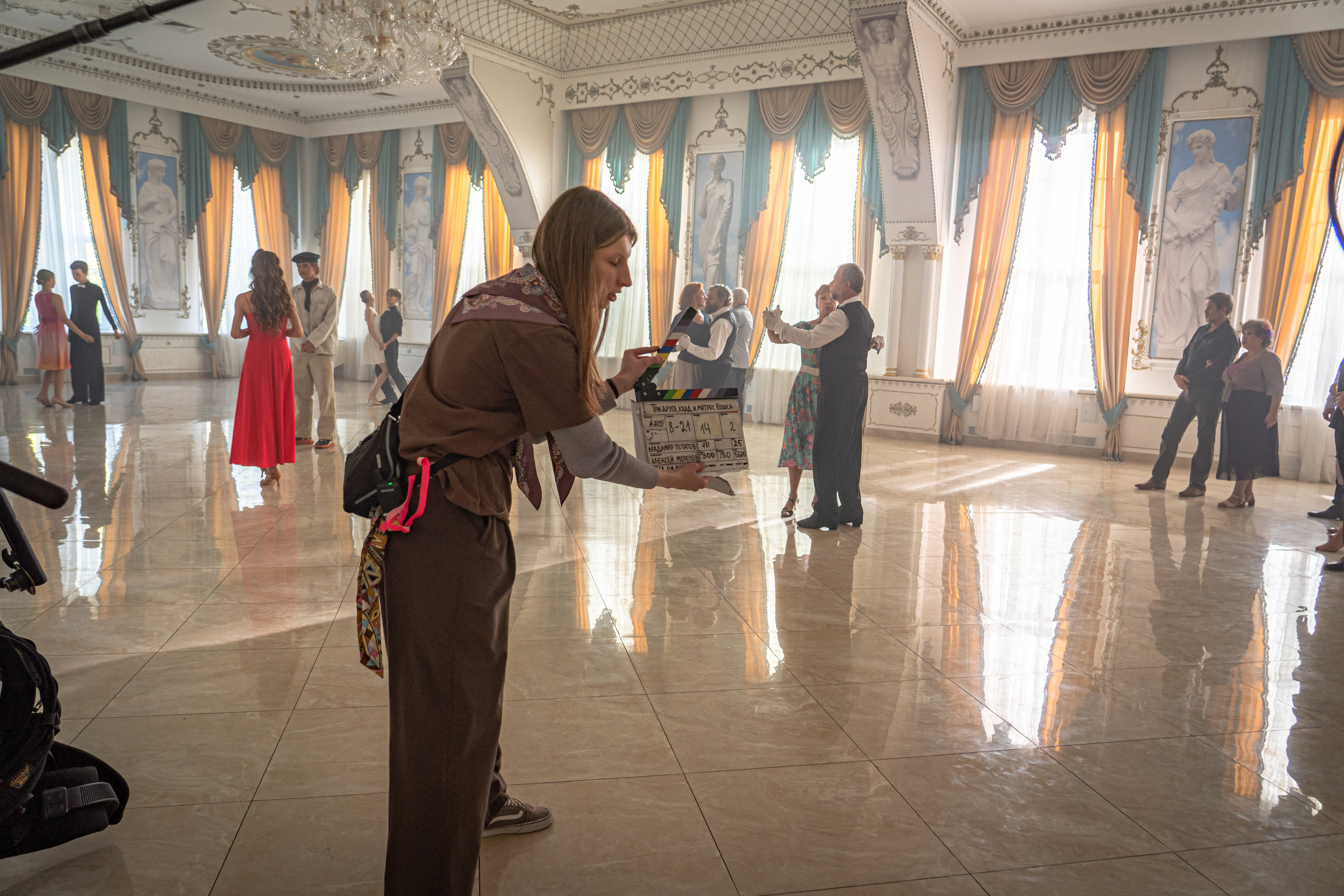 Съемка бэкстейджа сериала Сергея Жигунова Три друга, клад и матрос Кошка я была фотографом на мероприятии на финальном съемочном дне с огромной съемочной командой — операторы, режиссеры, актеры, гримеры, стилисты, костюмеры киношники киноделы кино киноплощадка 