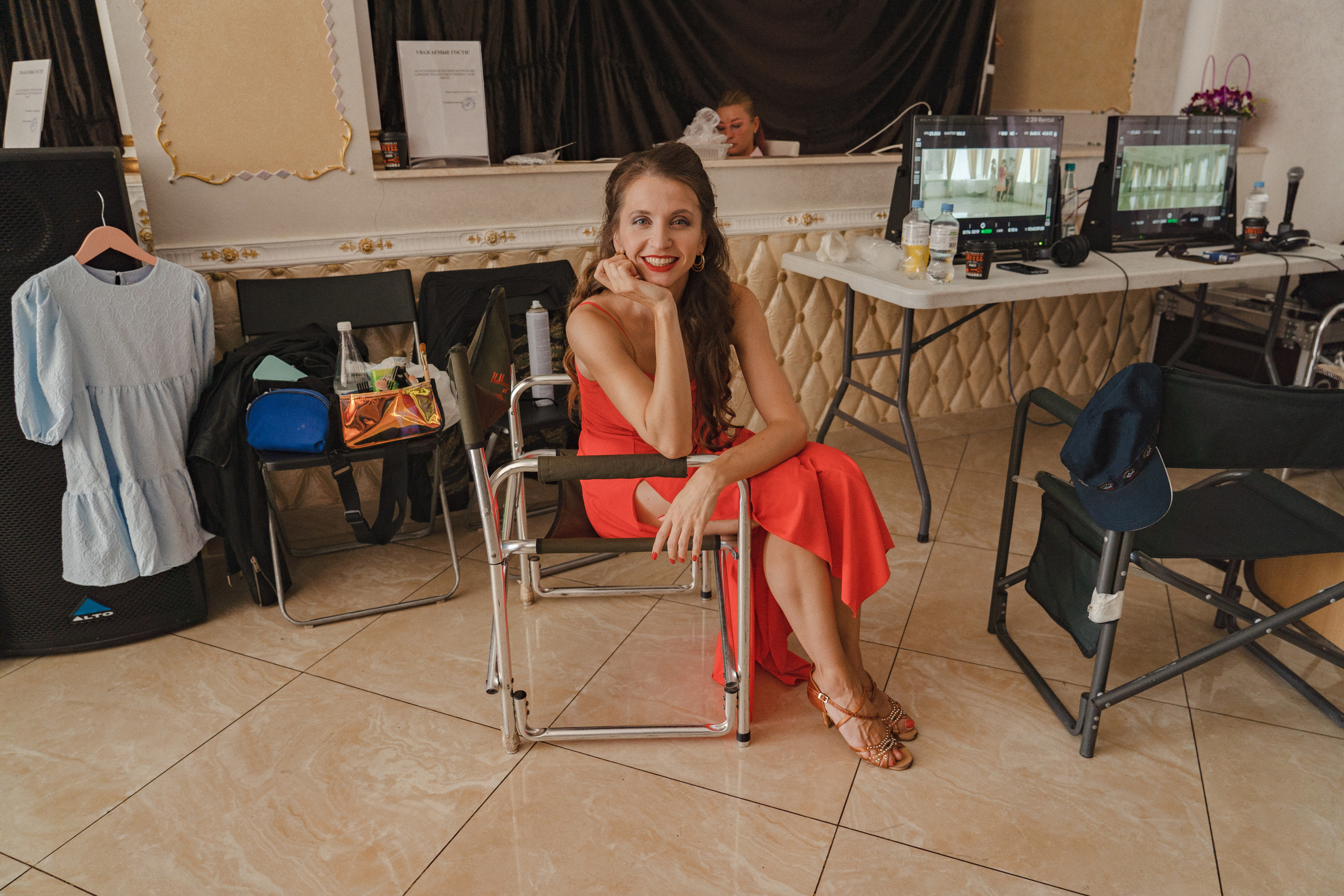 Съемка бэкстейджа сериала Сергея Жигунова Три друга, клад и матрос Кошка я была фотографом на мероприятии на финальном съемочном дне с огромной съемочной командой — операторы, режиссеры, актеры, гримеры, стилисты, костюмеры киношники киноделы кино киноплощадка 