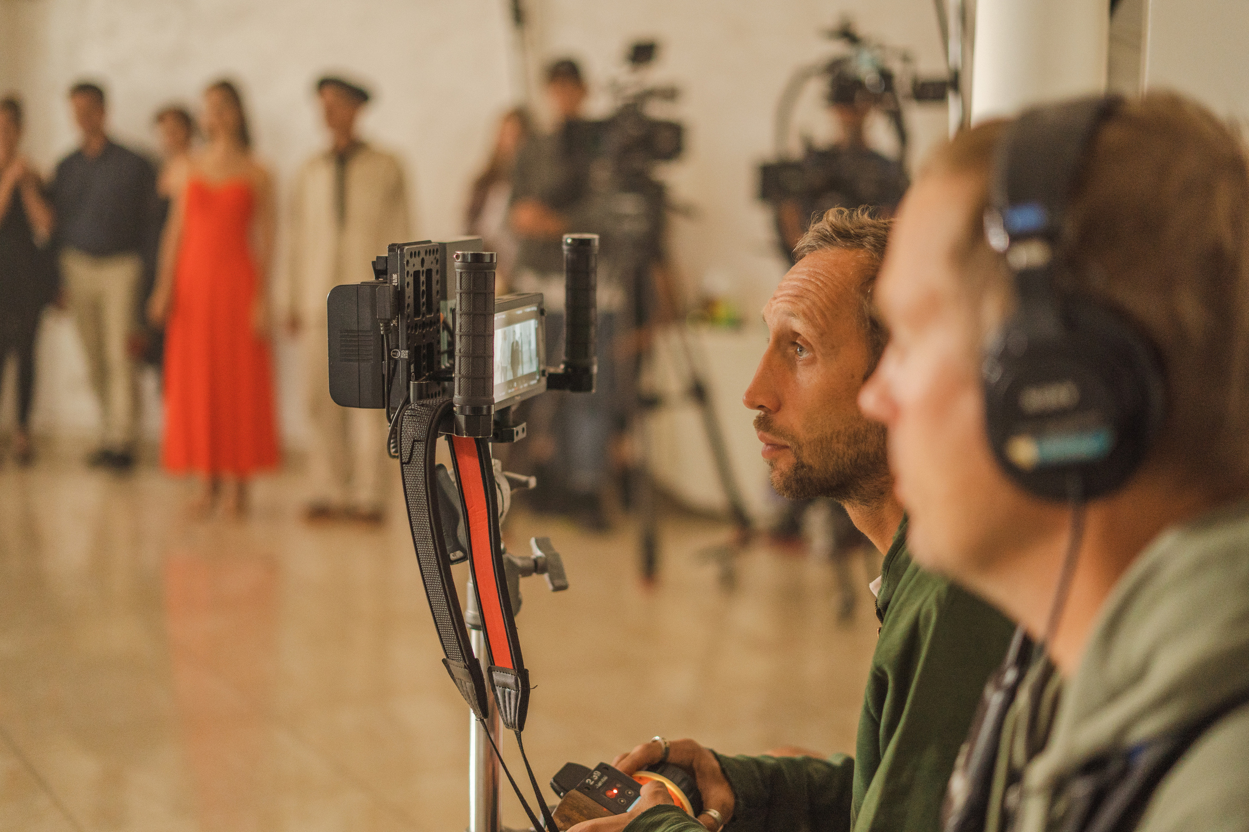 Съемка бэкстейджа сериала Сергея Жигунова Три друга, клад и матрос Кошка я была фотографом на мероприятии на финальном съемочном дне с огромной съемочной командой — операторы, режиссеры, актеры, гримеры, стилисты, костюмеры киношники киноделы кино киноплощадка 