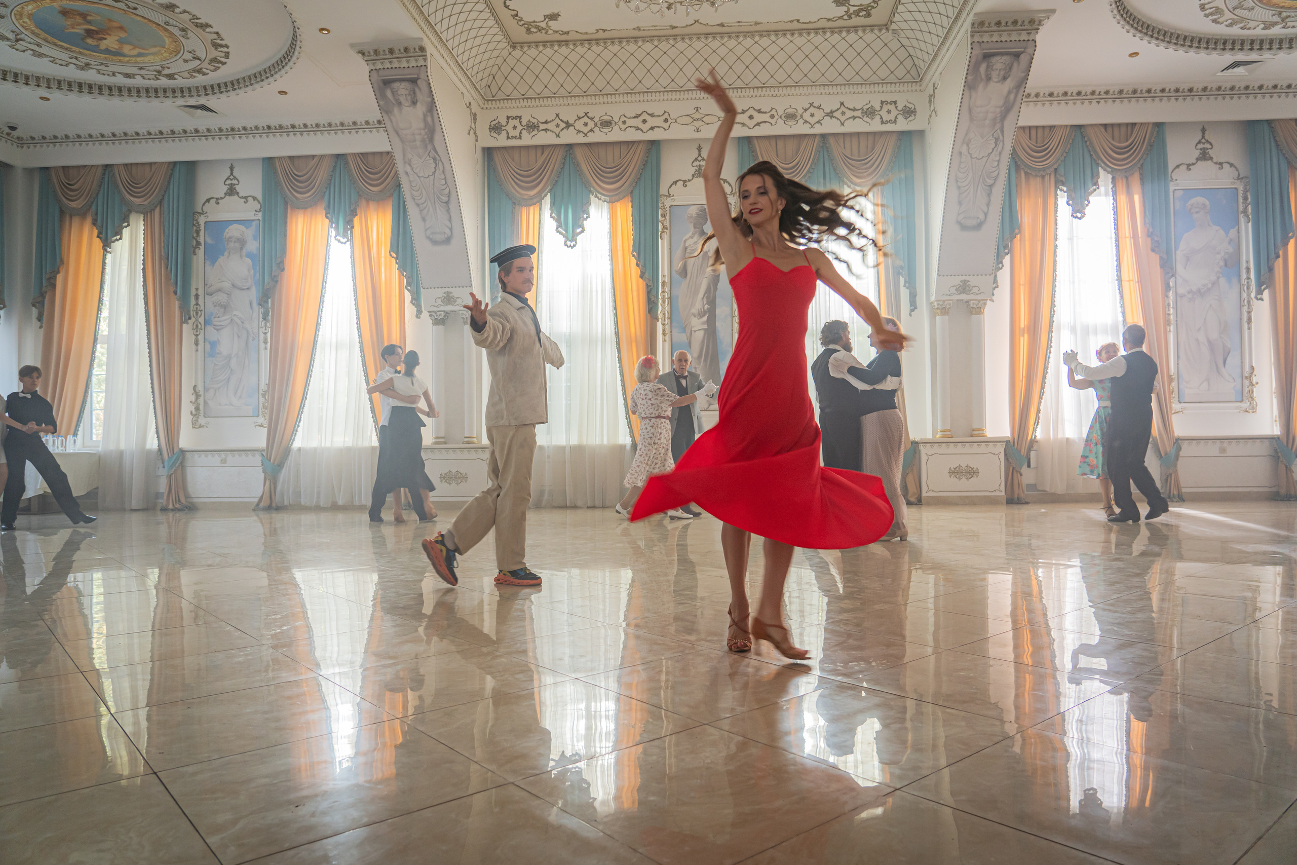 Съемка бэкстейджа сериала Сергея Жигунова Три друга, клад и матрос Кошка я была фотографом на мероприятии на финальном съемочном дне с огромной съемочной командой — операторы, режиссеры, актеры, гримеры, стилисты, костюмеры киношники киноделы кино киноплощадка 