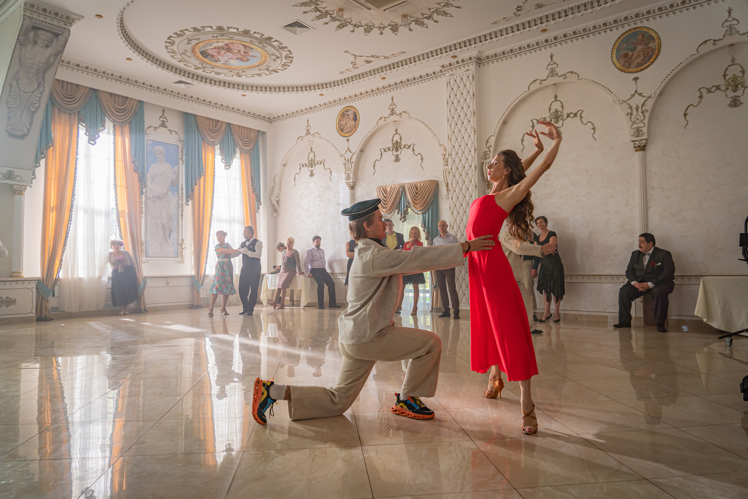 Съемка бэкстейджа сериала Сергея Жигунова Три друга, клад и матрос Кошка я была фотографом на мероприятии на финальном съемочном дне с огромной съемочной командой — операторы, режиссеры, актеры, гримеры, стилисты, костюмеры киношники киноделы кино киноплощадка 