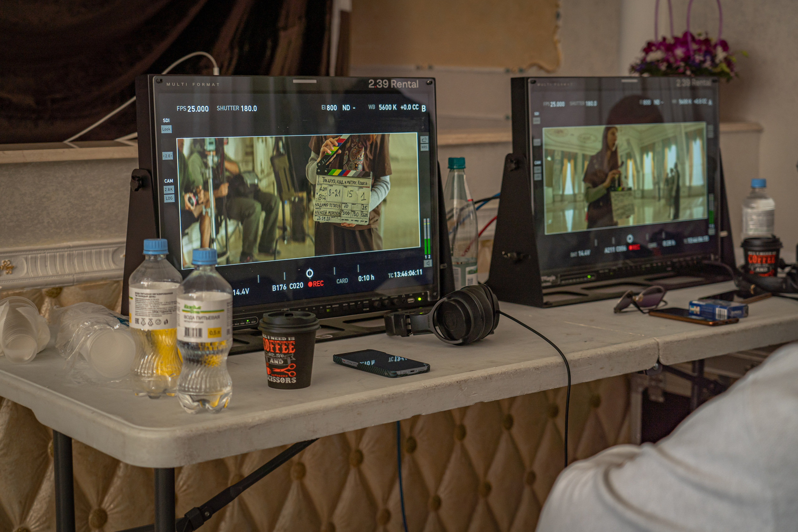 Съемка бэкстейджа сериала Сергея Жигунова Три друга, клад и матрос Кошка я была фотографом на мероприятии на финальном съемочном дне с огромной съемочной командой — операторы, режиссеры, актеры, гримеры, стилисты, костюмеры киношники киноделы кино киноплощадка 