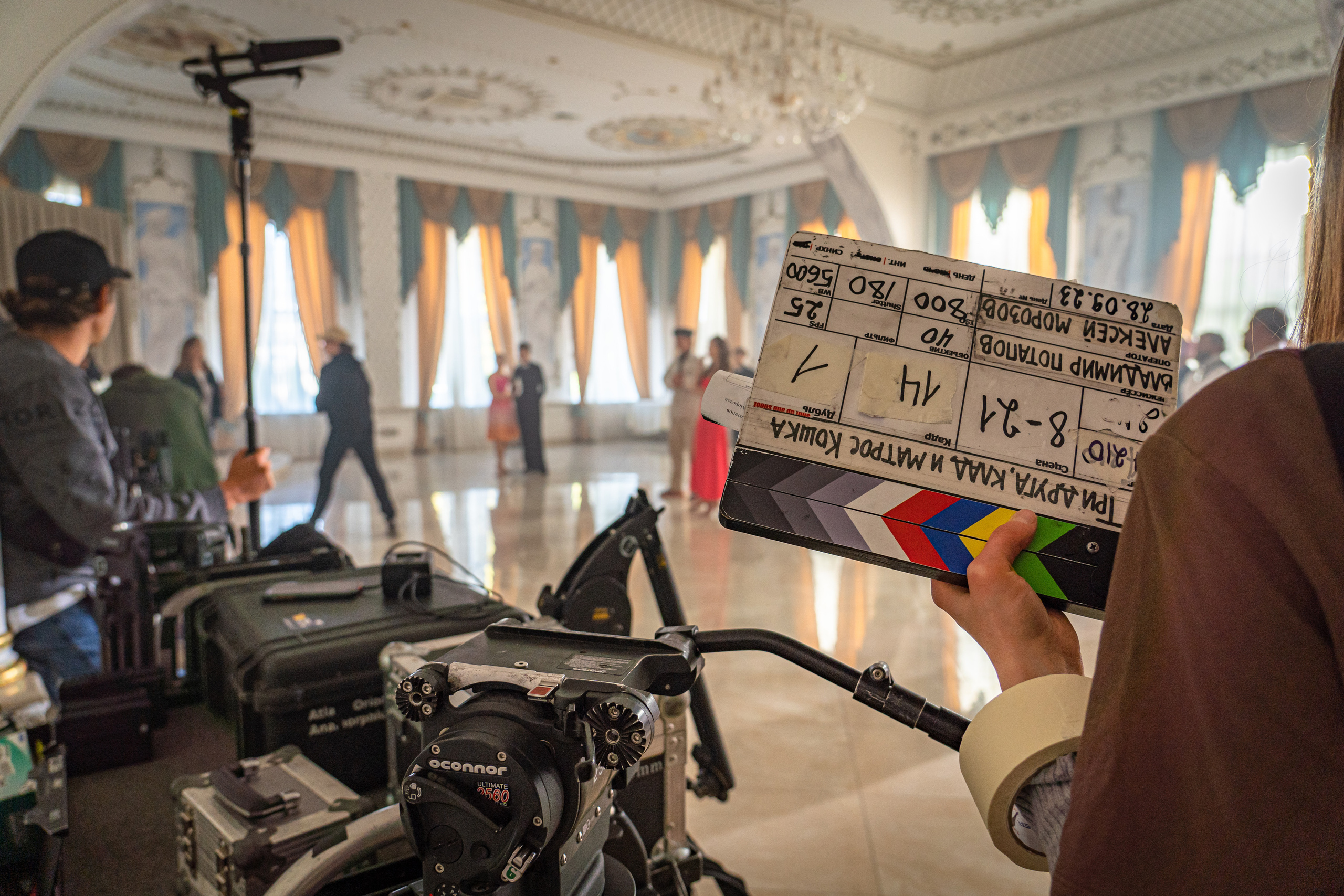 Съемка бэкстейджа сериала Сергея Жигунова Три друга, клад и матрос Кошка я была фотографом на мероприятии на финальном съемочном дне с огромной съемочной командой — операторы, режиссеры, актеры, гримеры, стилисты, костюмеры киношники киноделы кино киноплощадка 