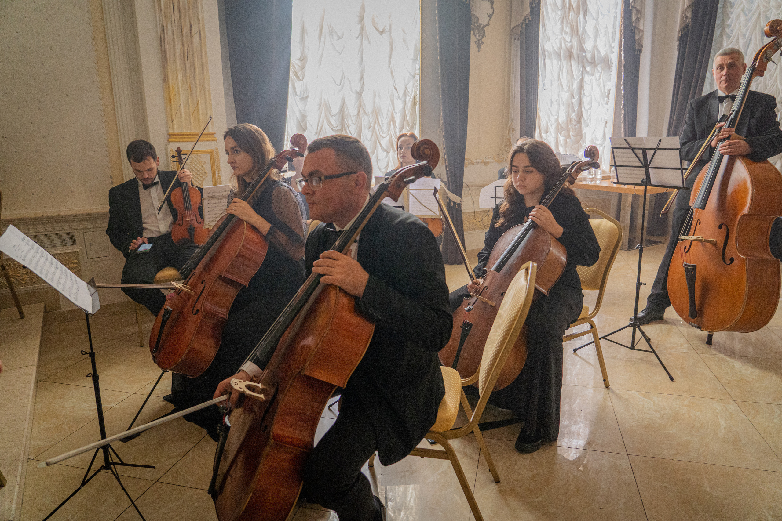 Съемка бэкстейджа сериала Сергея Жигунова Три друга, клад и матрос Кошка я была фотографом на мероприятии на финальном съемочном дне с огромной съемочной командой — операторы, режиссеры, актеры, гримеры, стилисты, костюмеры киношники киноделы кино киноплощадка 