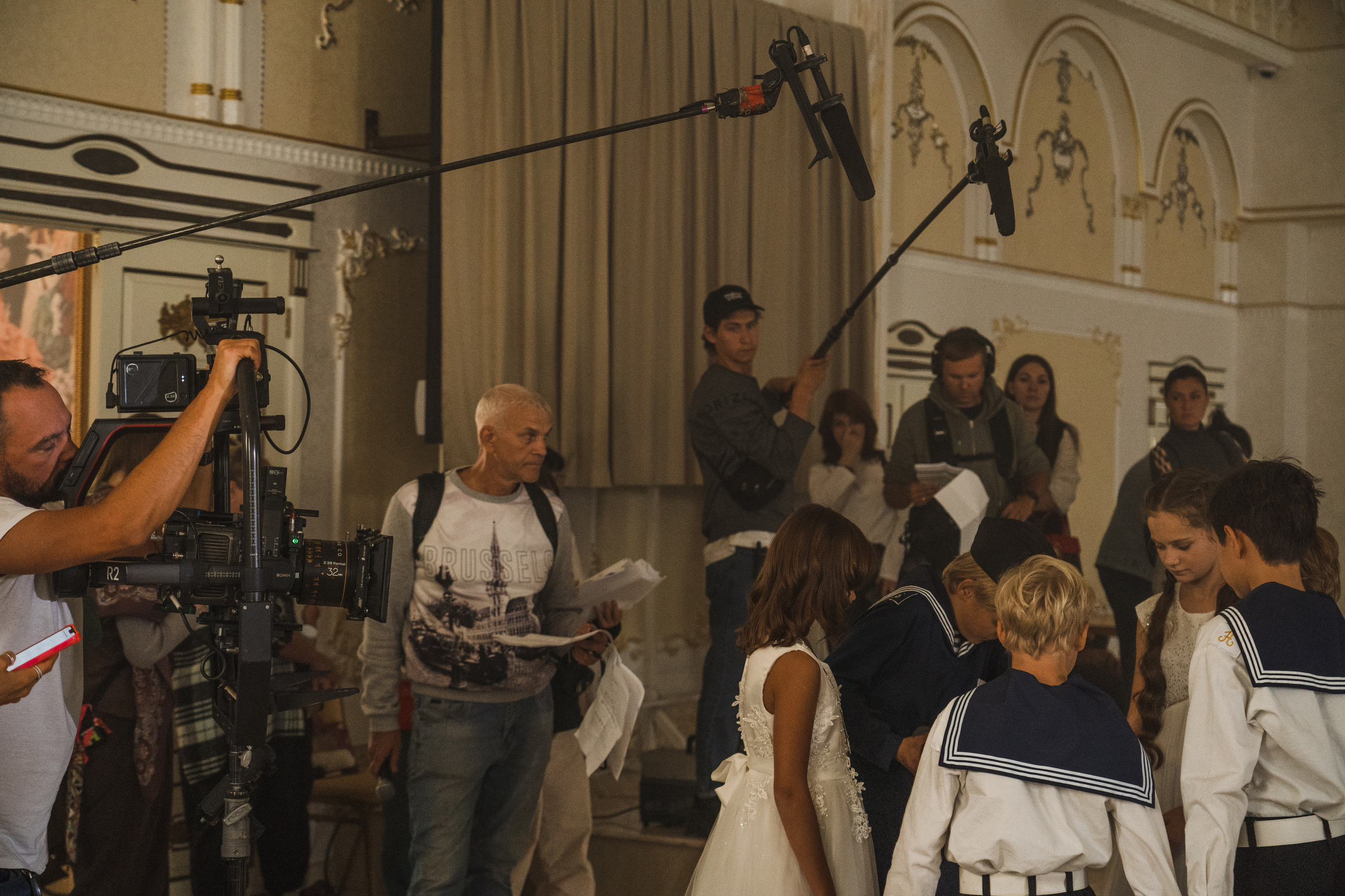 Съемка бэкстейджа сериала Сергея Жигунова Три друга, клад и матрос Кошка я была фотографом на мероприятии на финальном съемочном дне с огромной съемочной командой — операторы, режиссеры, актеры, гримеры, стилисты, костюмеры киношники киноделы кино киноплощадка 