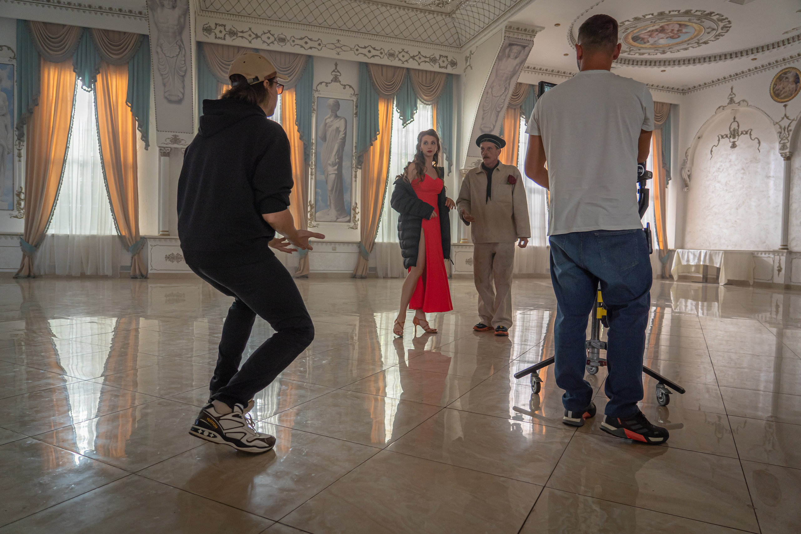 Съемка бэкстейджа сериала Сергея Жигунова Три друга, клад и матрос Кошка я была фотографом на мероприятии на финальном съемочном дне с огромной съемочной командой — операторы, режиссеры, актеры, гримеры, стилисты, костюмеры киношники киноделы кино киноплощадка 