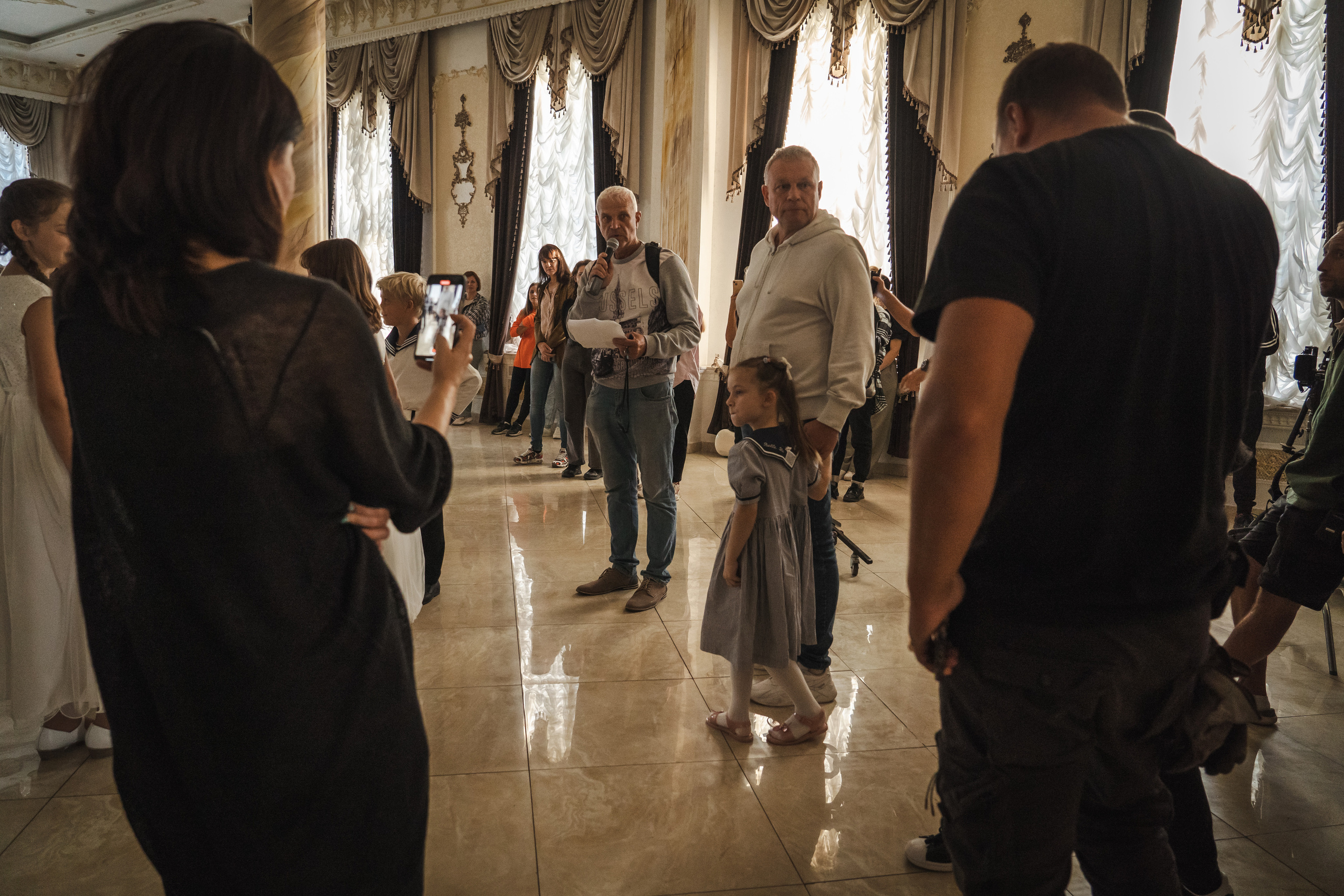 Съемка бэкстейджа сериала Сергея Жигунова Три друга, клад и матрос Кошка я была фотографом на мероприятии на финальном съемочном дне с огромной съемочной командой — операторы, режиссеры, актеры, гримеры, стилисты, костюмеры киношники киноделы кино киноплощадка 