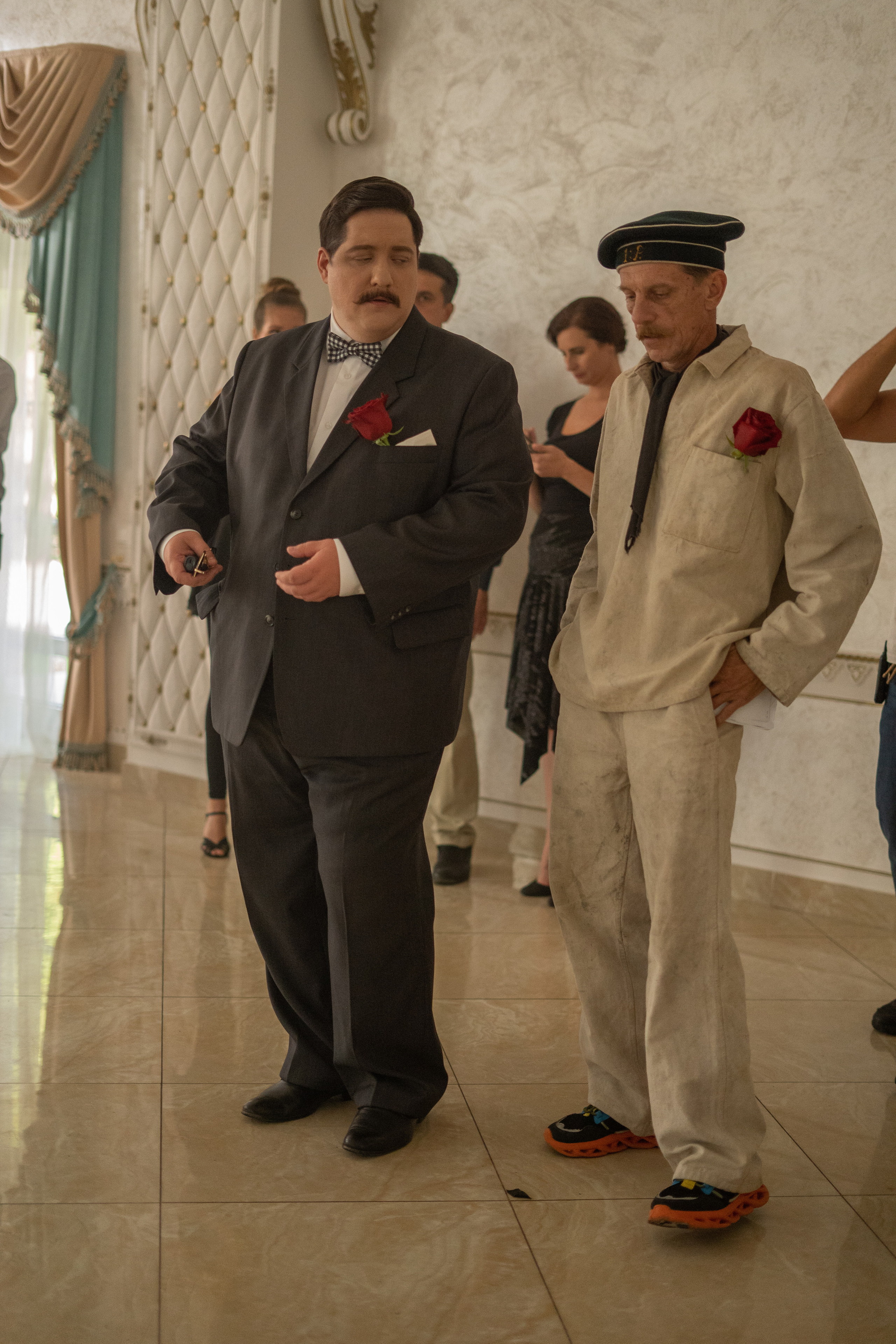 Съемка бэкстейджа сериала Сергея Жигунова Три друга, клад и матрос Кошка я была фотографом на мероприятии на финальном съемочном дне с огромной съемочной командой — операторы, режиссеры, актеры, гримеры, стилисты, костюмеры