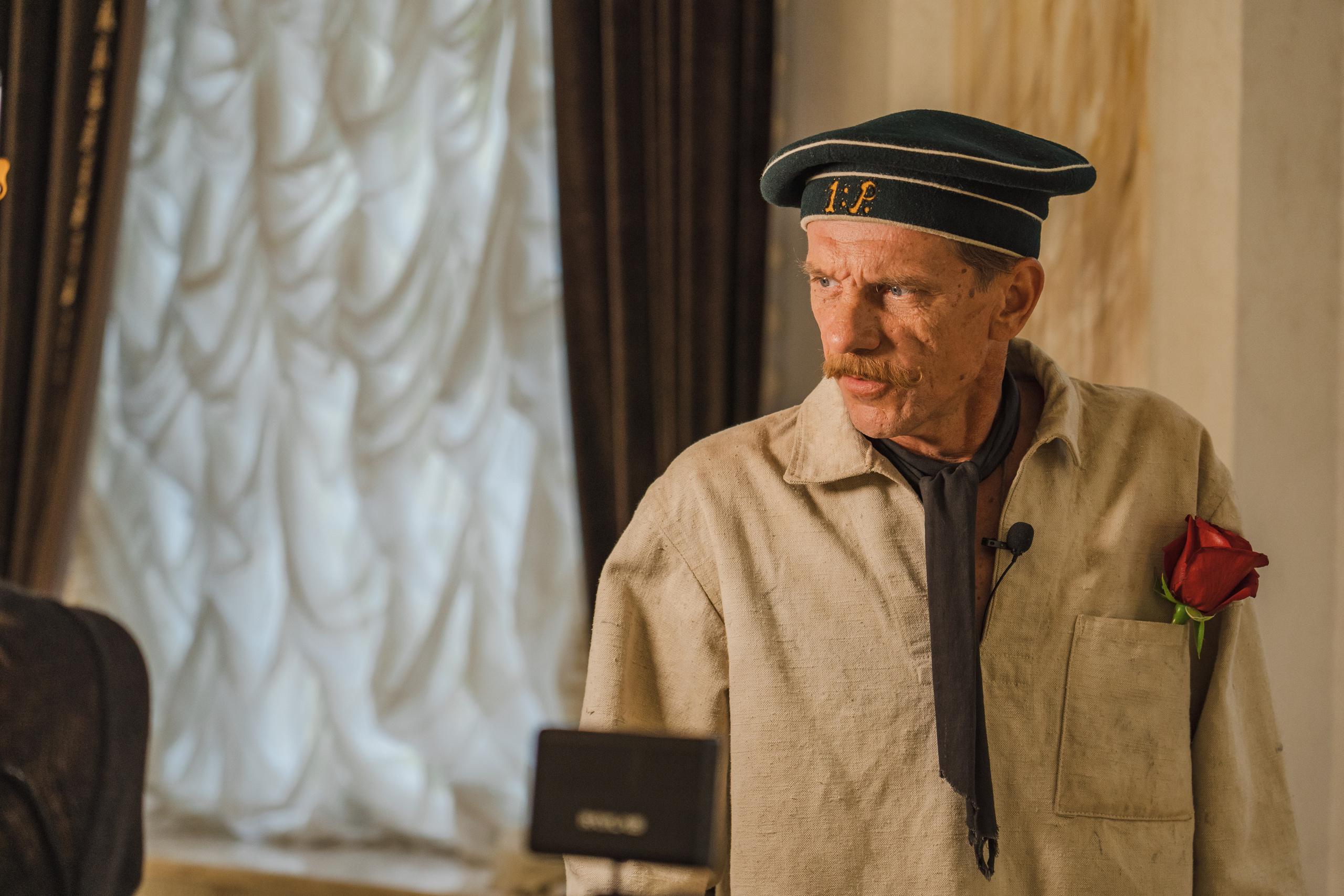 Съемка бэкстейджа сериала Сергея Жигунова Три друга, клад и матрос Кошка я была фотографом на мероприятии на финальном съемочном дне с огромной съемочной командой — операторы, режиссеры, актеры, гримеры, стилисты, костюмеры киношники киноделы кино киноплощадка 