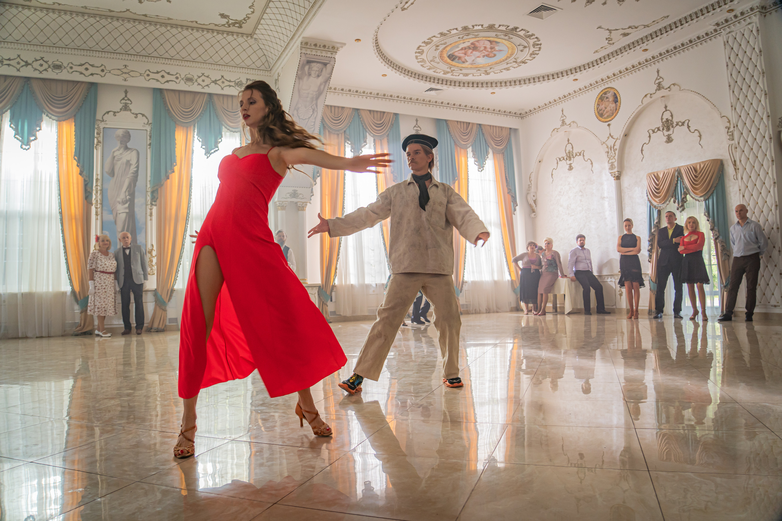 Съемка бэкстейджа сериала Сергея Жигунова Три друга, клад и матрос Кошка я была фотографом на мероприятии на финальном съемочном дне с огромной съемочной командой — операторы, режиссеры, актеры, гримеры, стилисты, костюмеры киношники киноделы кино киноплощадка 