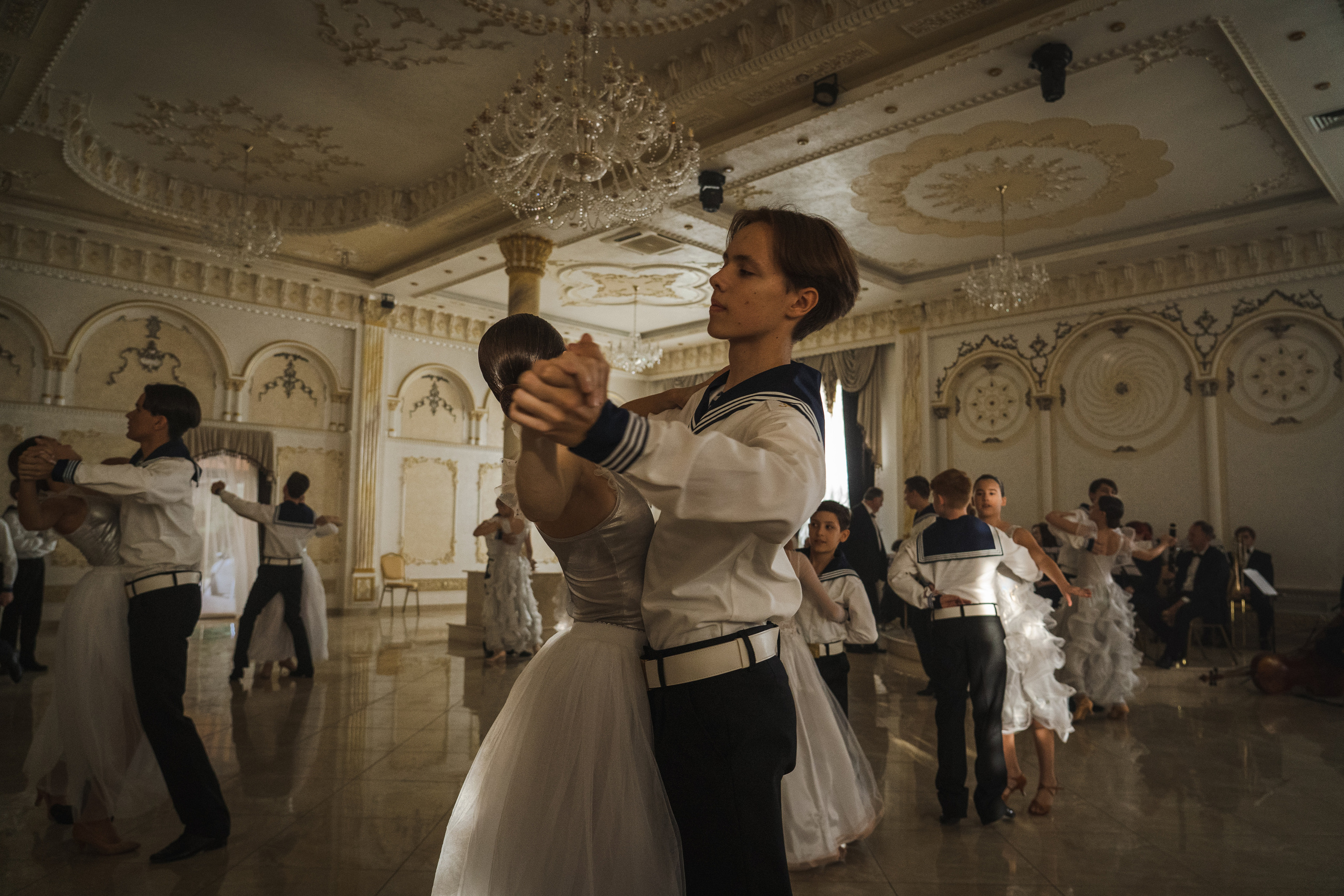 Съемка бэкстейджа сериала Сергея Жигунова Три друга, клад и матрос Кошка я была фотографом на мероприятии на финальном съемочном дне с огромной съемочной командой — операторы, режиссеры, актеры, гримеры, стилисты, костюмеры киношники киноделы кино киноплощадка 