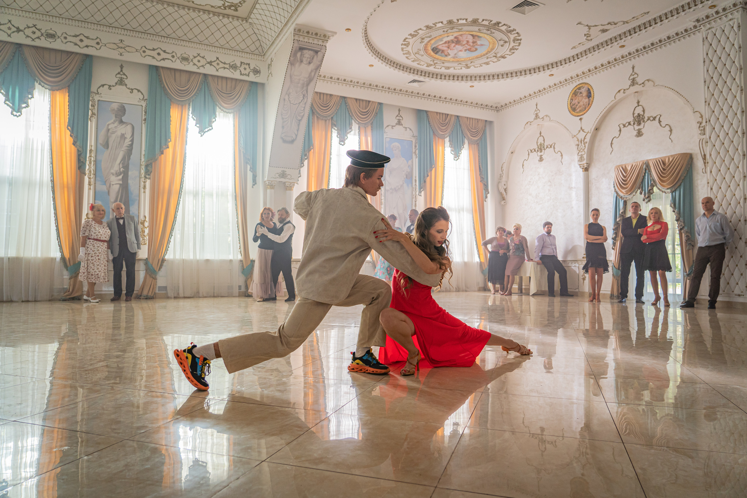 Съемка бэкстейджа сериала Сергея Жигунова Три друга, клад и матрос Кошка я была фотографом на мероприятии на финальном съемочном дне с огромной съемочной командой — операторы, режиссеры, актеры, гримеры, стилисты, костюмеры киношники киноделы кино киноплощадка 