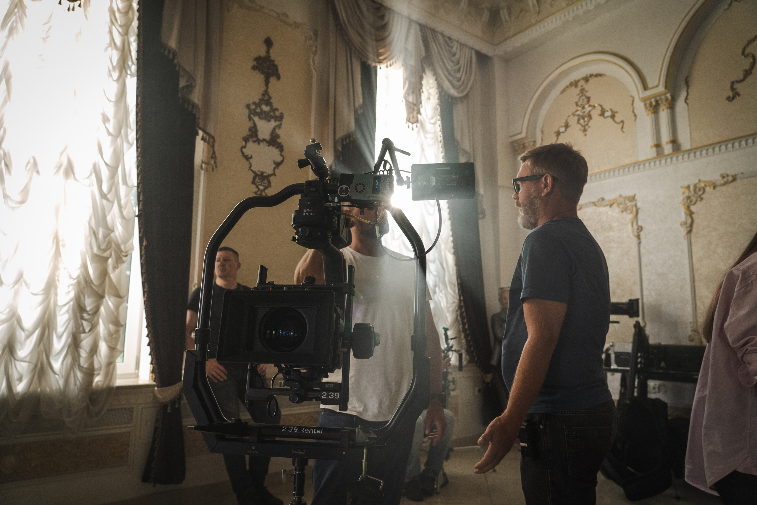 Съемка бэкстейджа сериала Сергея Жигунова Три друга, клад и матрос Кошка я была фотографом на мероприятии на финальном съемочном дне с огромной съемочной командой — операторы, режиссеры, актеры, гримеры, стилисты, костюмеры киношники киноделы кино киноплощадка 