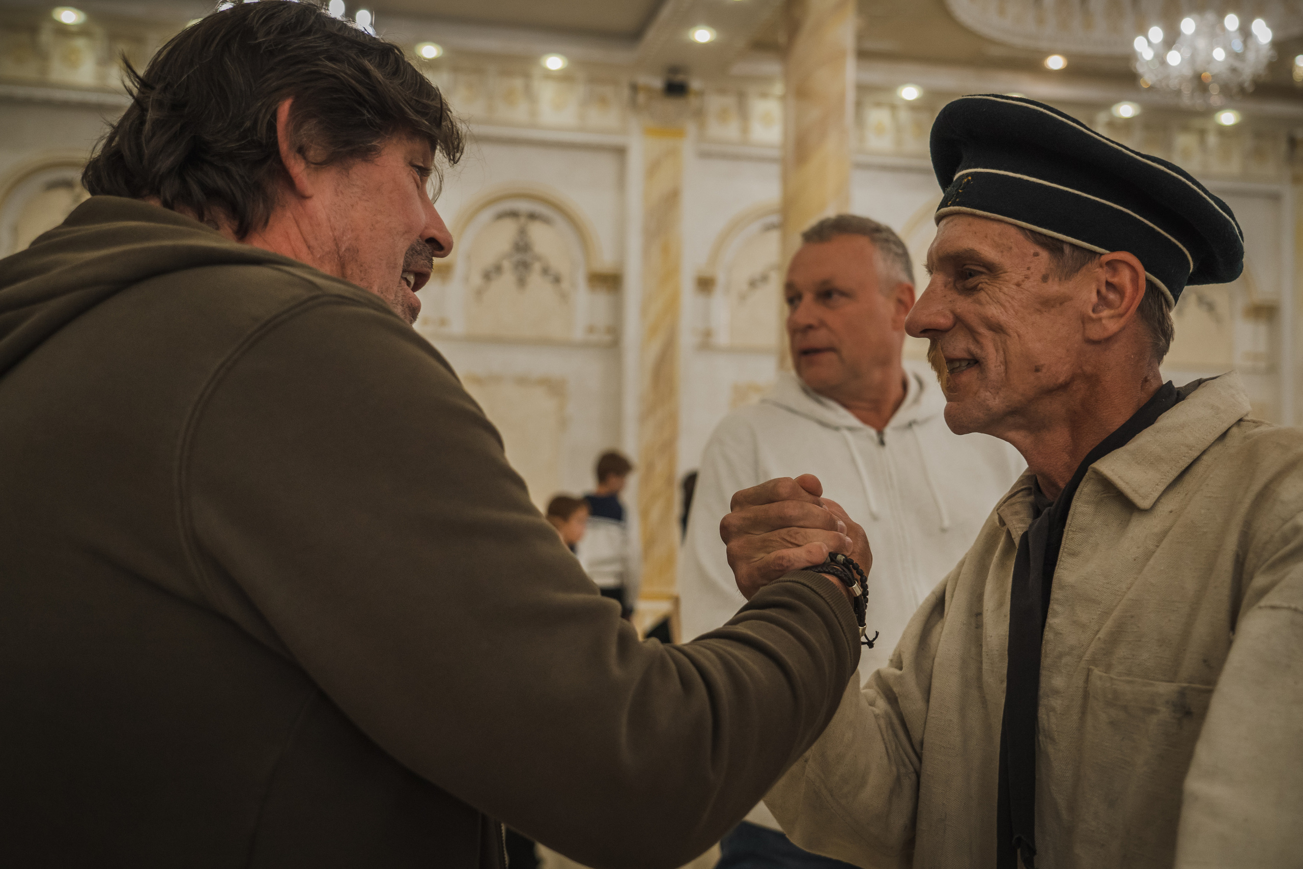 Съемка бэкстейджа сериала Сергея Жигунова Три друга, клад и матрос Кошка я была фотографом на мероприятии на финальном съемочном дне с огромной съемочной командой — операторы, режиссеры, актеры, гримеры, стилисты, костюмеры киношники киноделы кино киноплощадка 