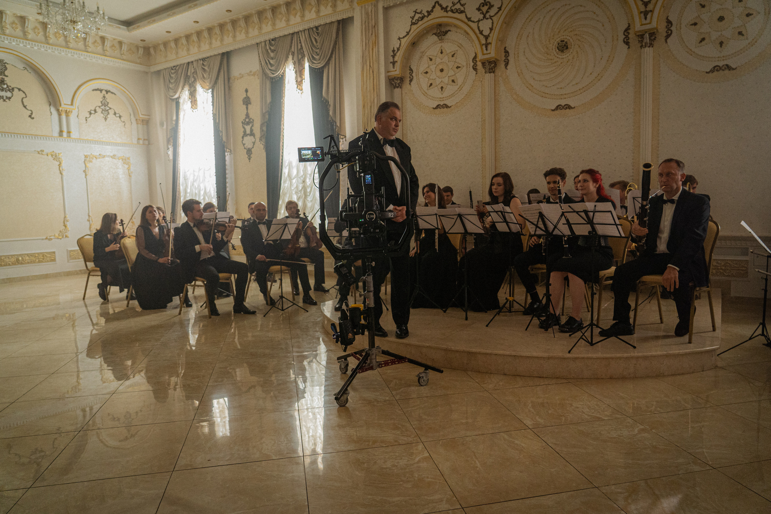 Съемка бэкстейджа сериала Сергея Жигунова Три друга, клад и матрос Кошка я была фотографом на мероприятии на финальном съемочном дне с огромной съемочной командой — операторы, режиссеры, актеры, гримеры, стилисты, костюмеры киношники киноделы кино киноплощадка 