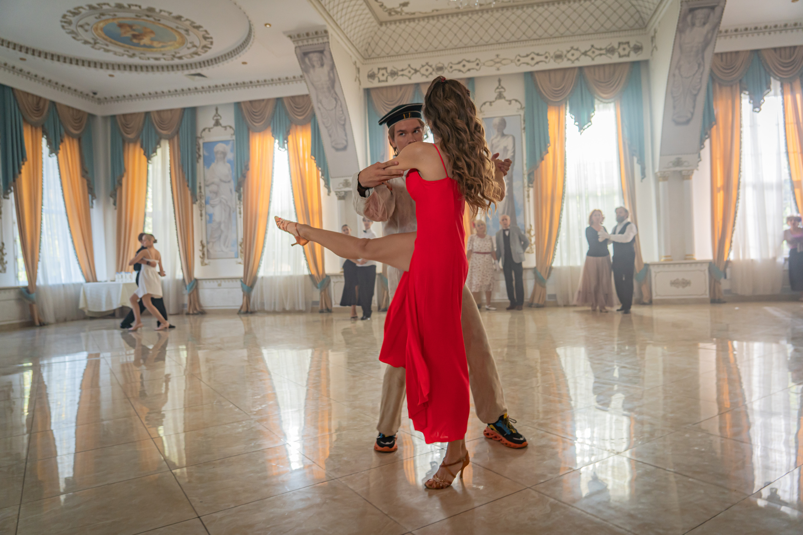 Съемка бэкстейджа сериала Сергея Жигунова Три друга, клад и матрос Кошка я была фотографом на мероприятии на финальном съемочном дне с огромной съемочной командой — операторы, режиссеры, актеры, гримеры, стилисты, костюмеры киношники киноделы кино киноплощадка 