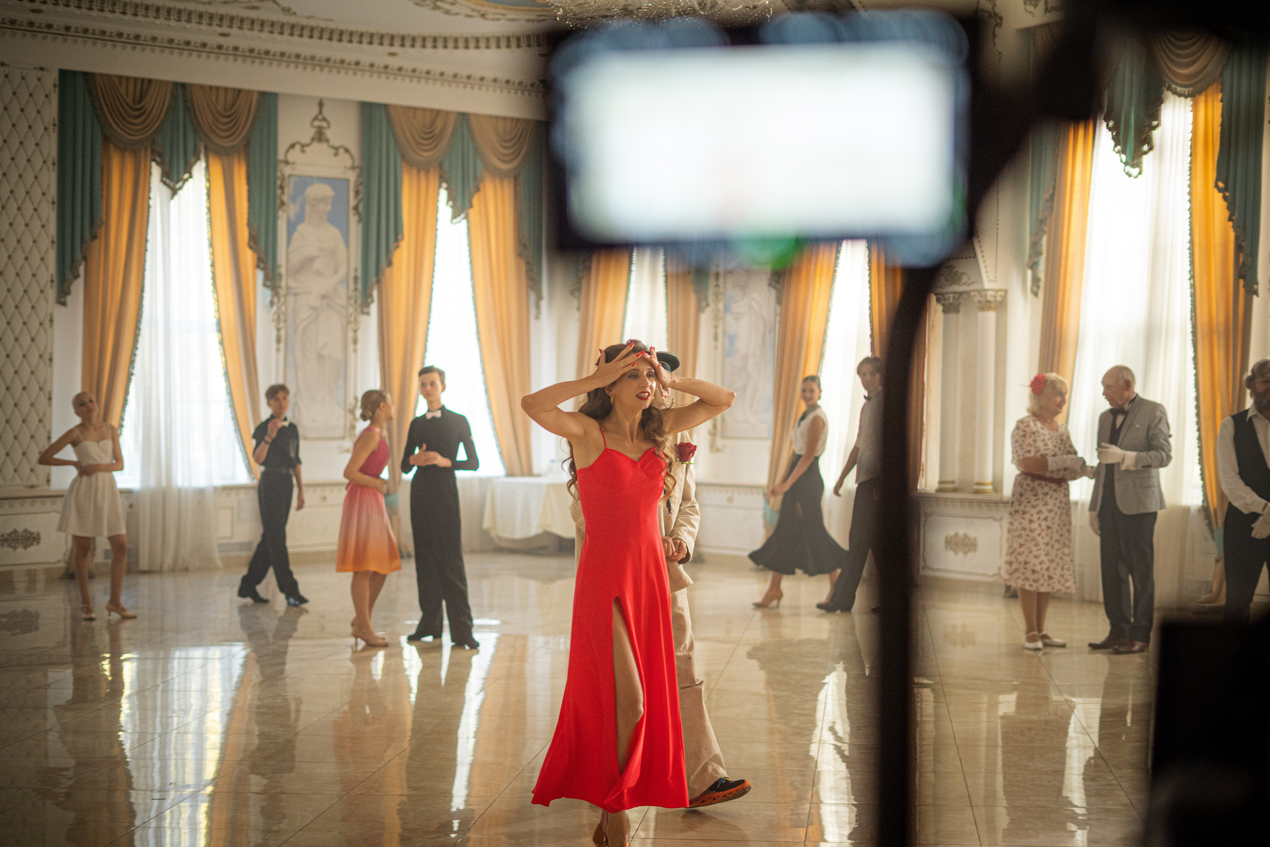 Съемка бэкстейджа сериала Сергея Жигунова Три друга, клад и матрос Кошка я была фотографом на мероприятии на финальном съемочном дне с огромной съемочной командой — операторы, режиссеры, актеры, гримеры, стилисты, костюмеры киношники киноделы кино киноплощадка 