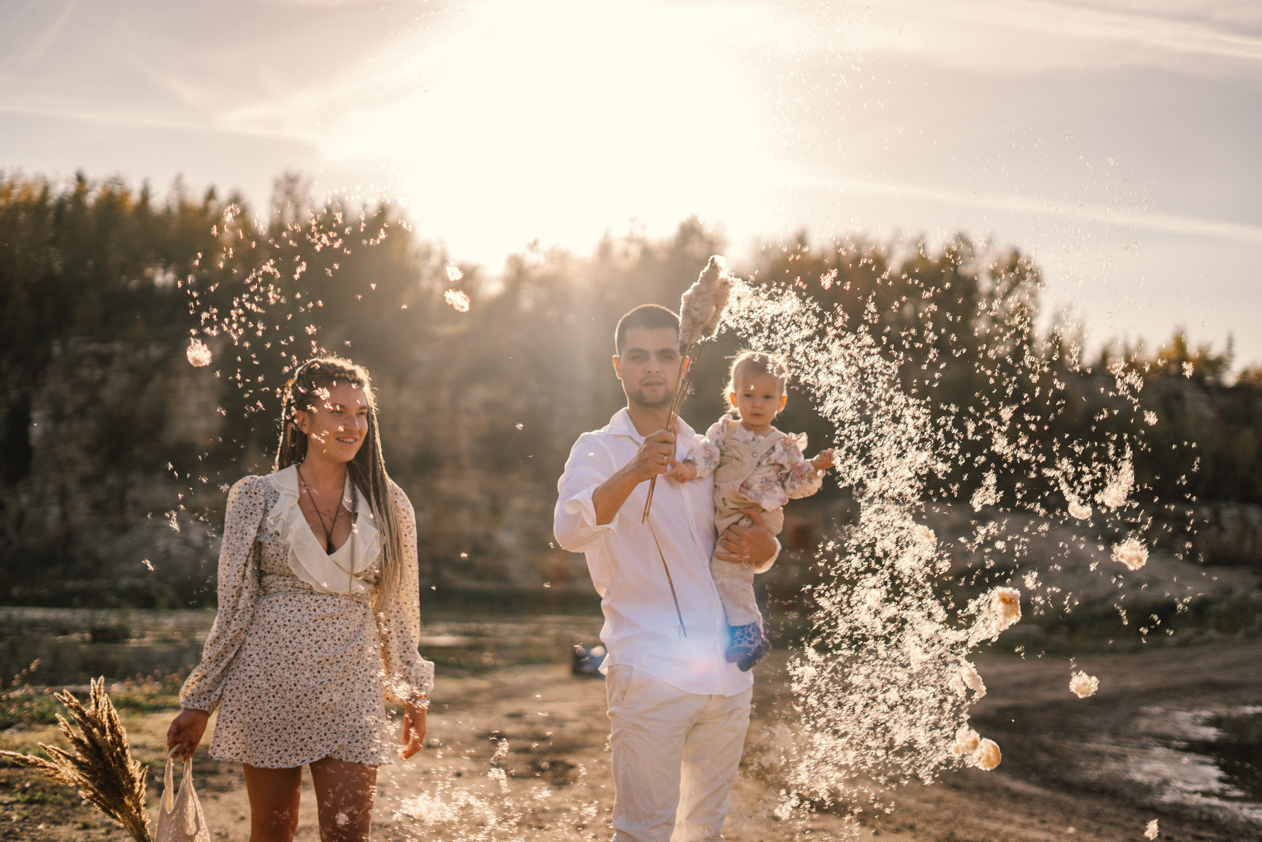 Семейная фотосессия для Люси, Айрата, Ясмин и Кекса в секретной локации на карьерах, где добывают известняк, в тридцати километрах от Москвы. Золотая осень, сентбярь, закат. 