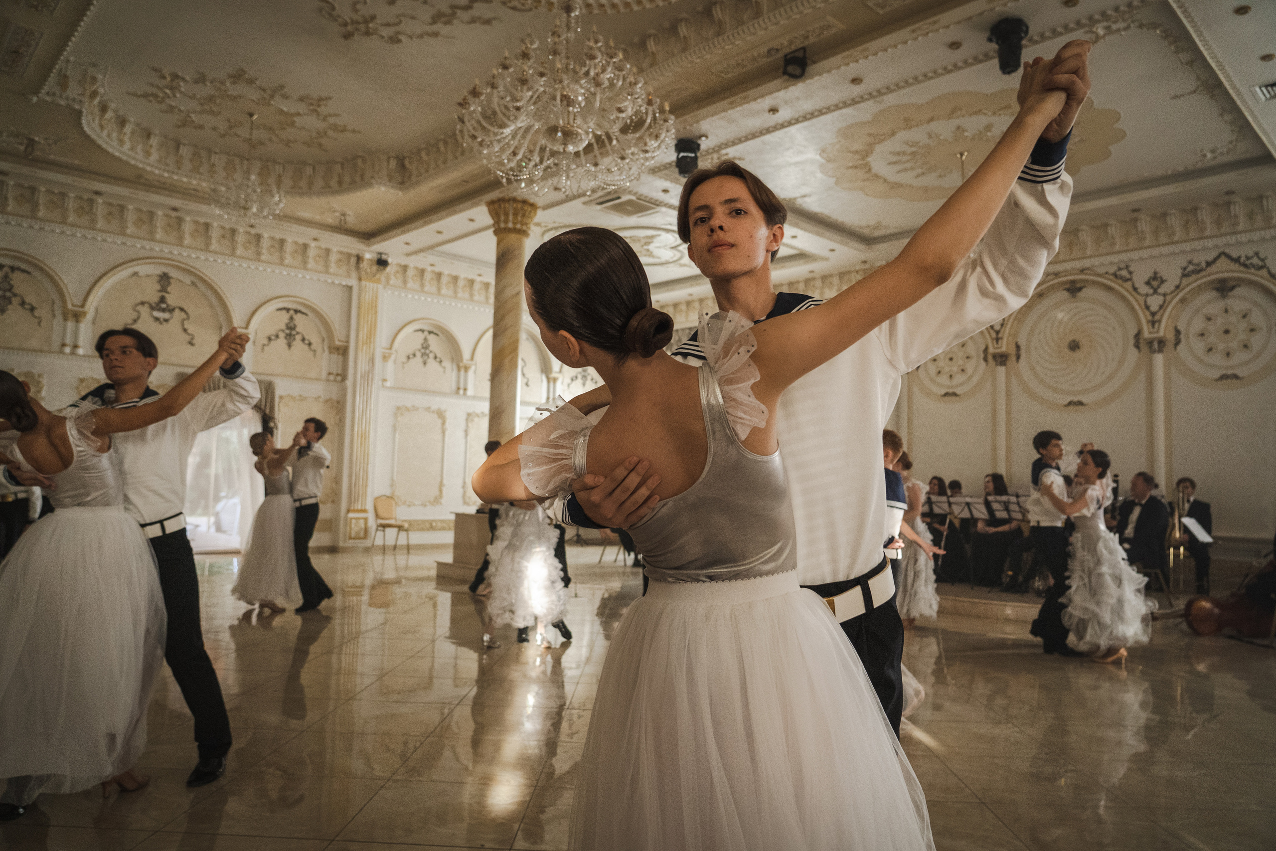 Съемка бэкстейджа сериала Сергея Жигунова Три друга, клад и матрос Кошка я была фотографом на мероприятии на финальном съемочном дне с огромной съемочной командой — операторы, режиссеры, актеры, гримеры, стилисты, костюмеры киношники киноделы кино киноплощадка 