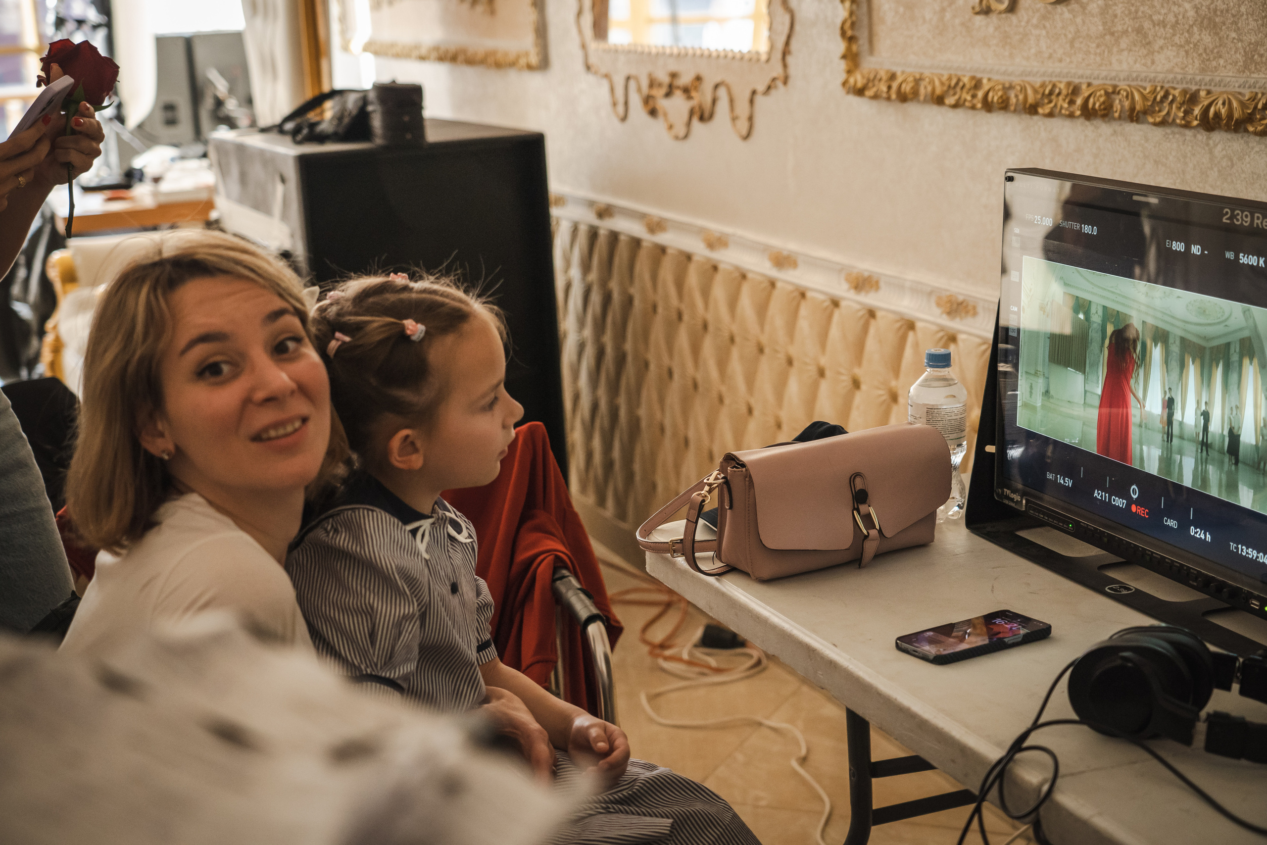 Съемка бэкстейджа сериала Сергея Жигунова Три друга, клад и матрос Кошка я была фотографом на мероприятии на финальном съемочном дне с огромной съемочной командой — операторы, режиссеры, актеры, гримеры, стилисты, костюмеры киношники киноделы кино киноплощадка 