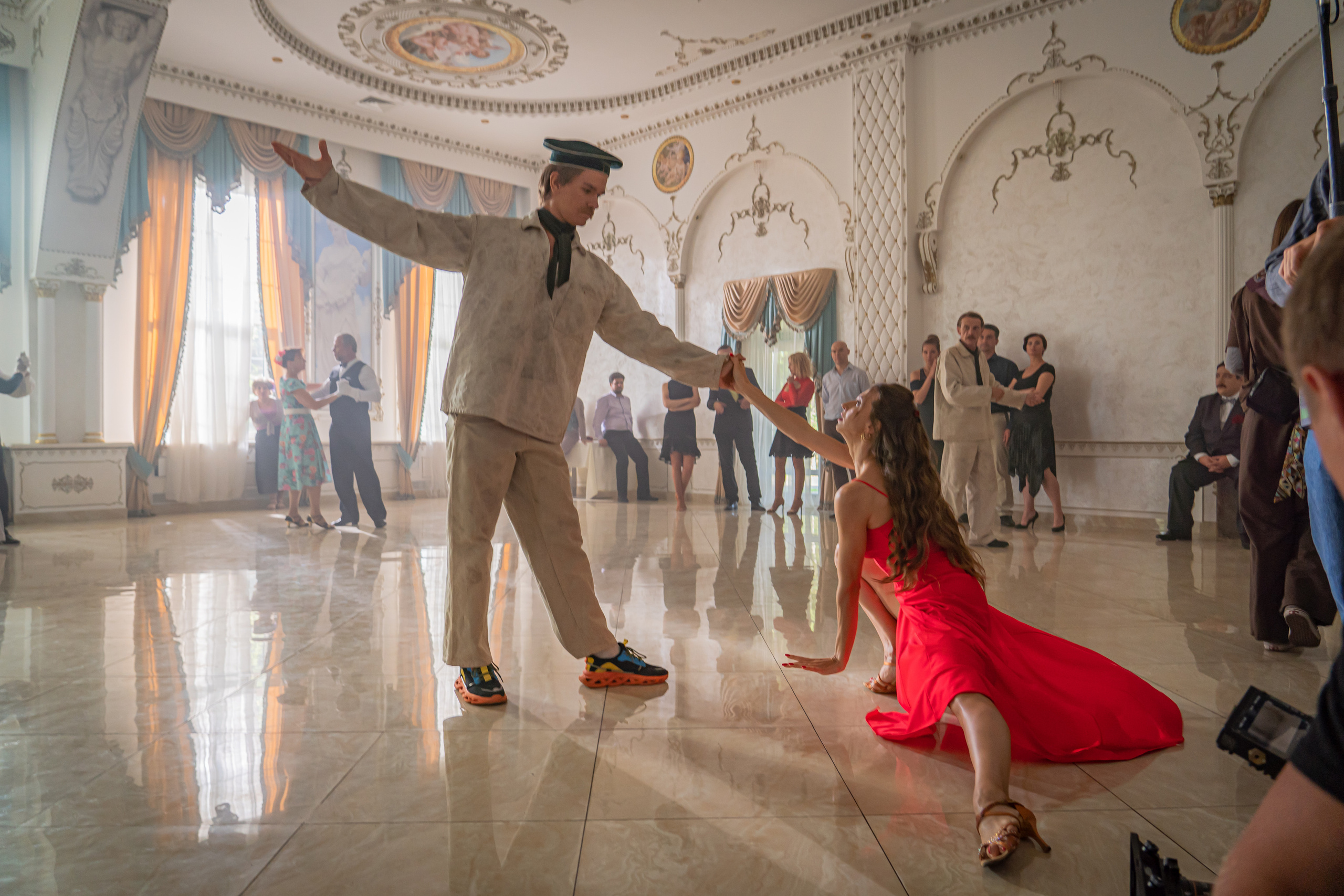 Съемка бэкстейджа сериала Сергея Жигунова Три друга, клад и матрос Кошка я была фотографом на мероприятии на финальном съемочном дне с огромной съемочной командой — операторы, режиссеры, актеры, гримеры, стилисты, костюмеры киношники киноделы кино киноплощадка 