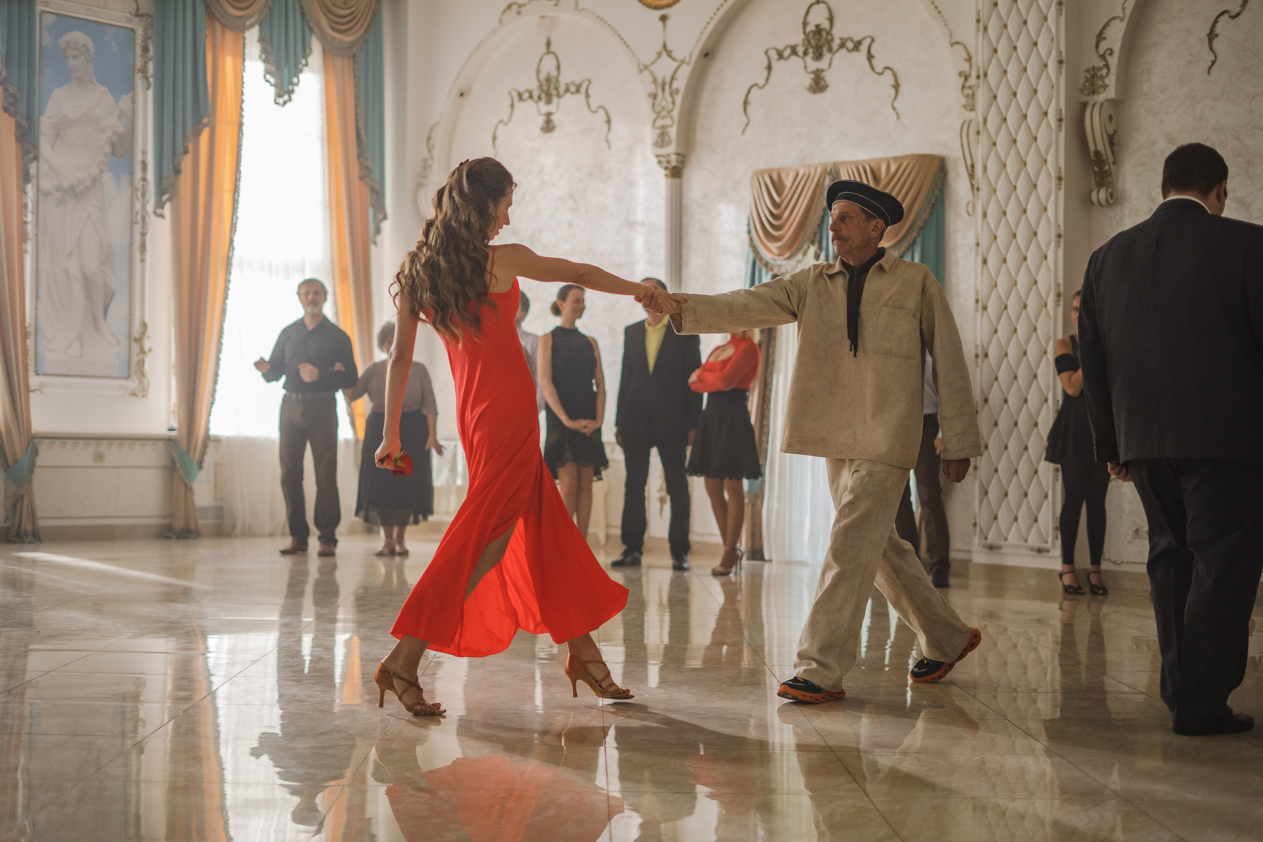 Съемка бэкстейджа сериала Сергея Жигунова Три друга, клад и матрос Кошка я была фотографом на мероприятии на финальном съемочном дне с огромной съемочной командой — операторы, режиссеры, актеры, гримеры, стилисты, костюмеры киношники киноделы кино киноплощадка 