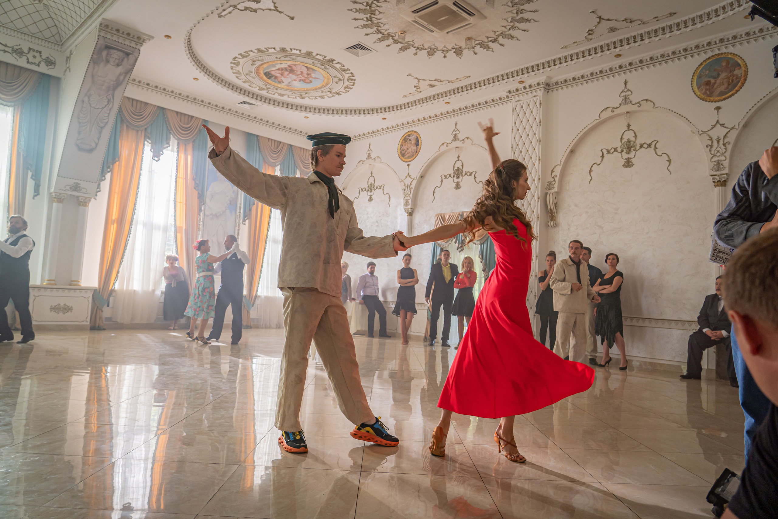 Съемка бэкстейджа сериала Сергея Жигунова Три друга, клад и матрос Кошка я была фотографом на мероприятии на финальном съемочном дне с огромной съемочной командой — операторы, режиссеры, актеры, гримеры, стилисты, костюмеры киношники киноделы кино киноплощадка 